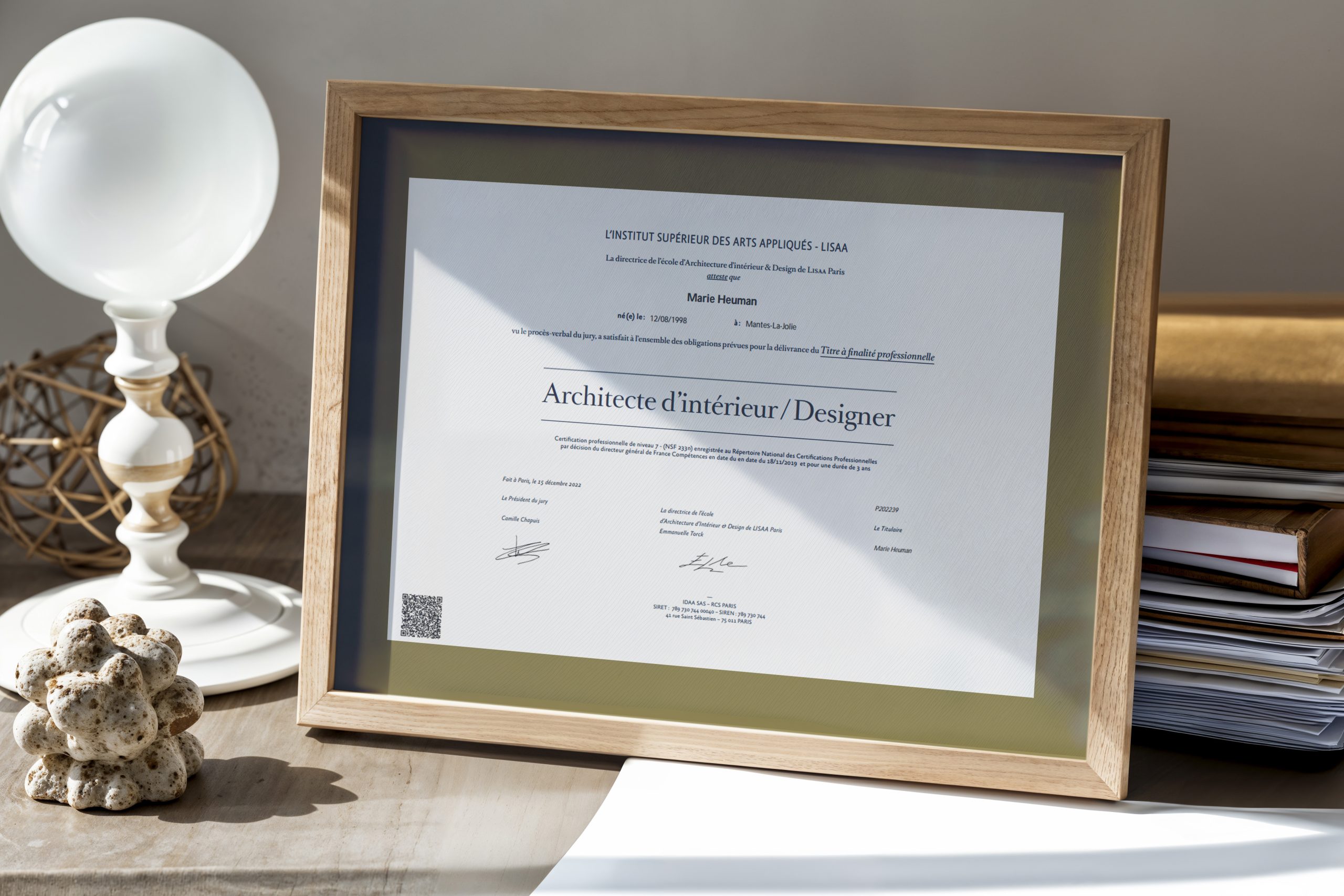 Diplôme d’architecte d’intérieur et designer obtenu à LISAA Paris par Marie Heuman, présenté dans un cadre sur un bureau