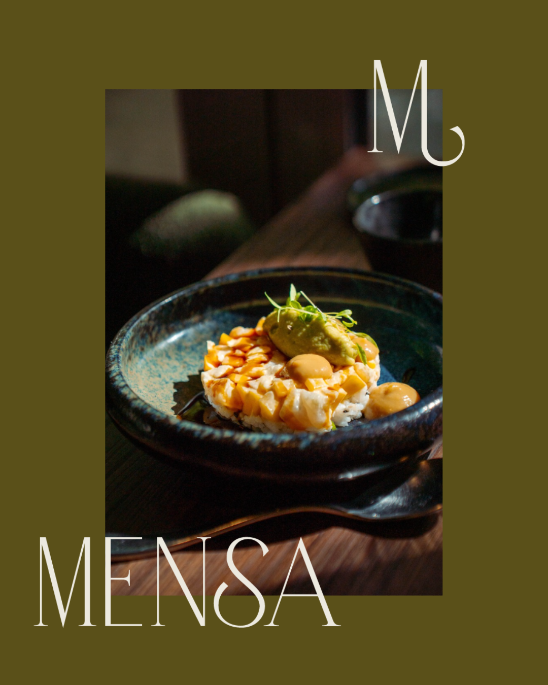 Tartare de poisson à la mangue et à l'avocat servi dans une assiette en grès bleu, logo Mensa en arrière-plan