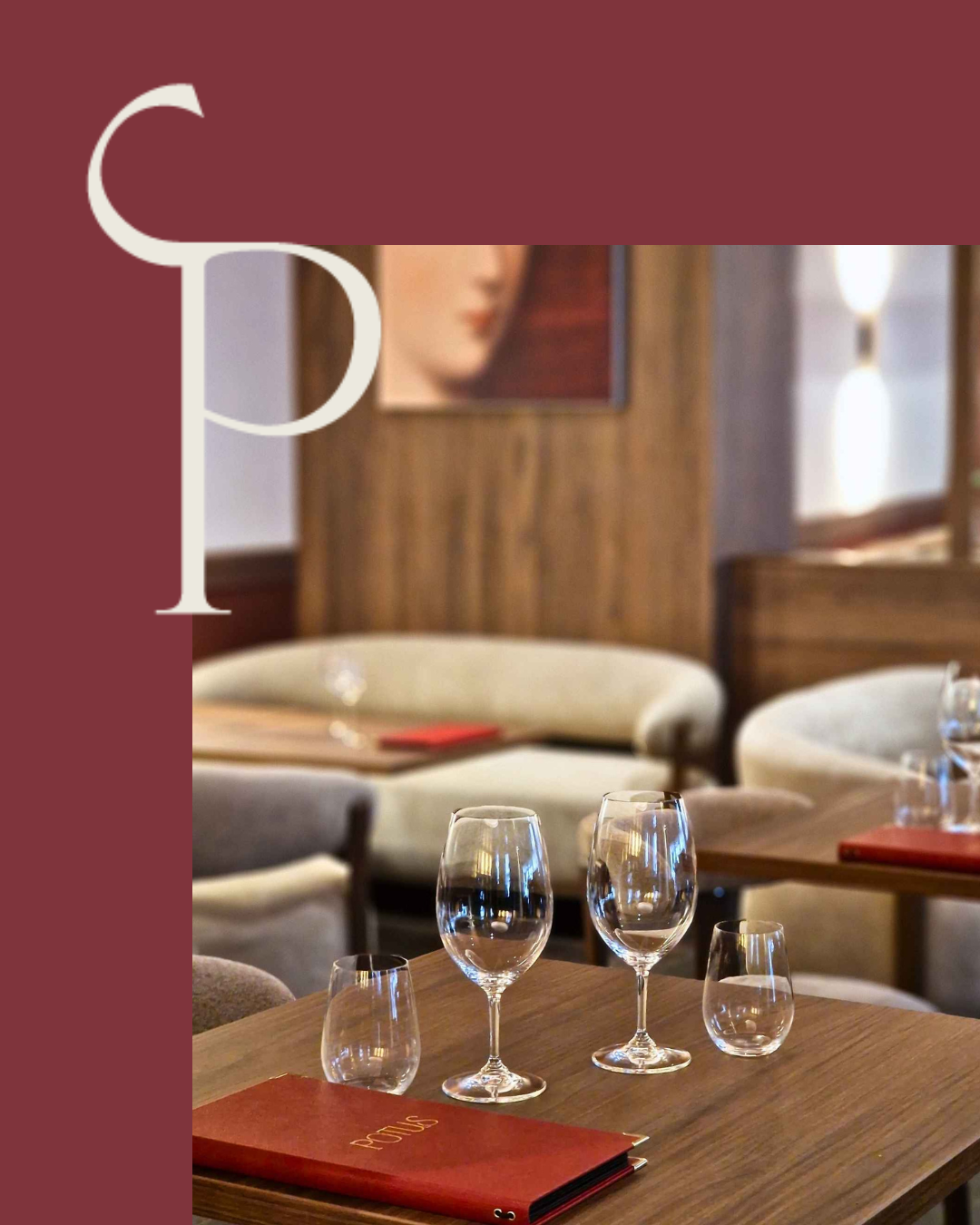 Salle du bar à vins Potus avec verres à vin, banquettes et carte des vins rouge sur table en bois
