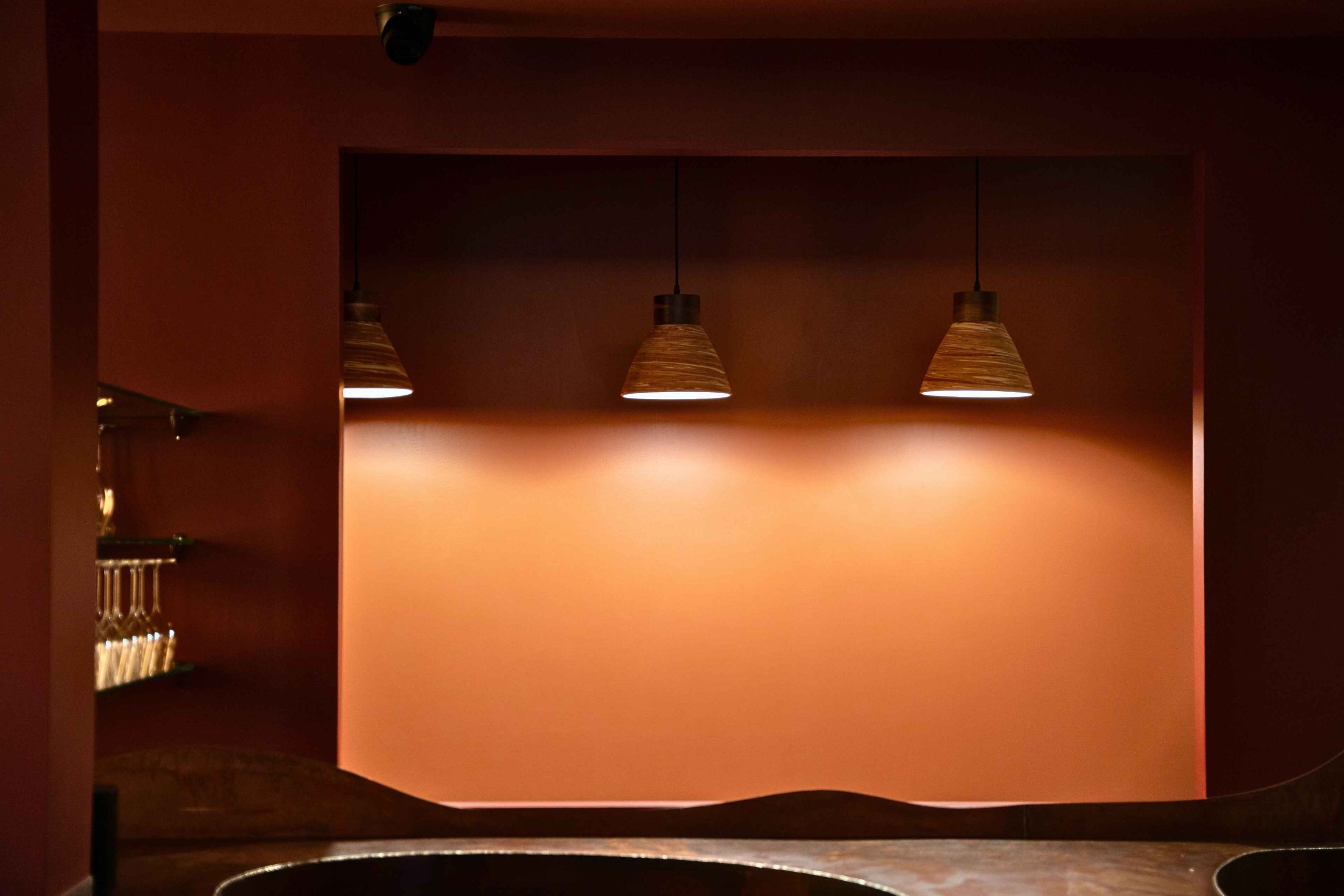 Niche du bar Potus avec suspensions et éclairage chaud