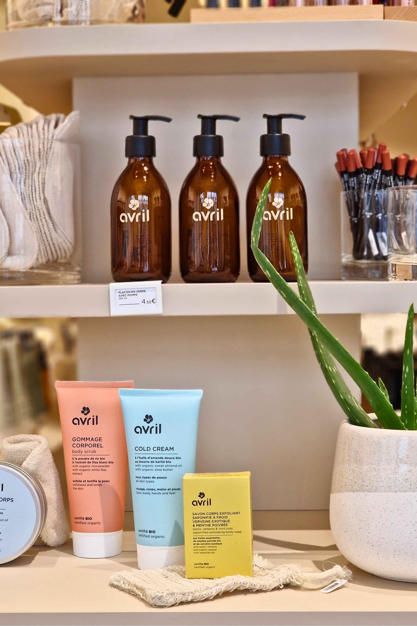 Rayonnage maquillage et testeurs dans boutique Avril à Tours