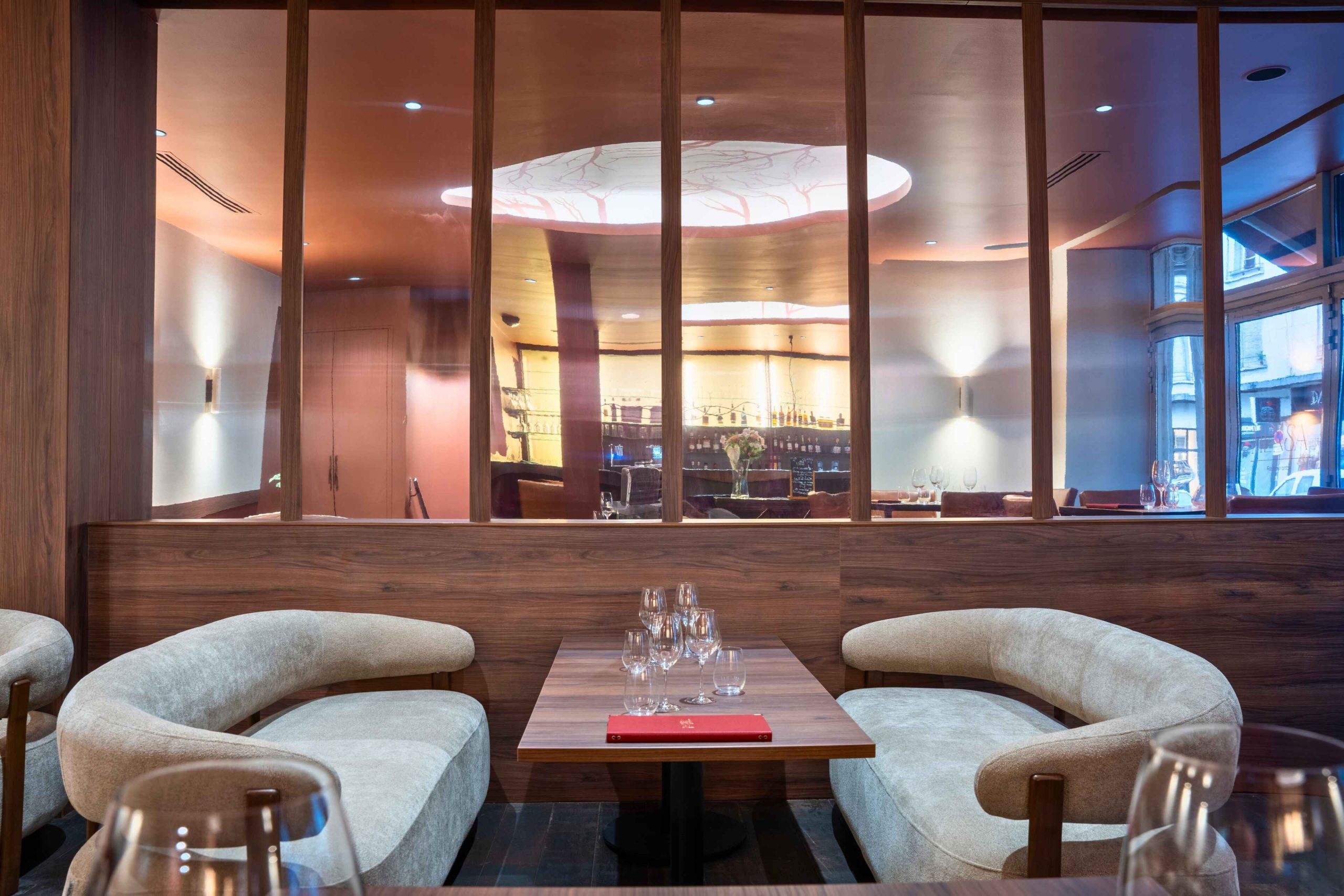Banquettes courbes et verrière intérieure dans le bar à vins Potus à Tours