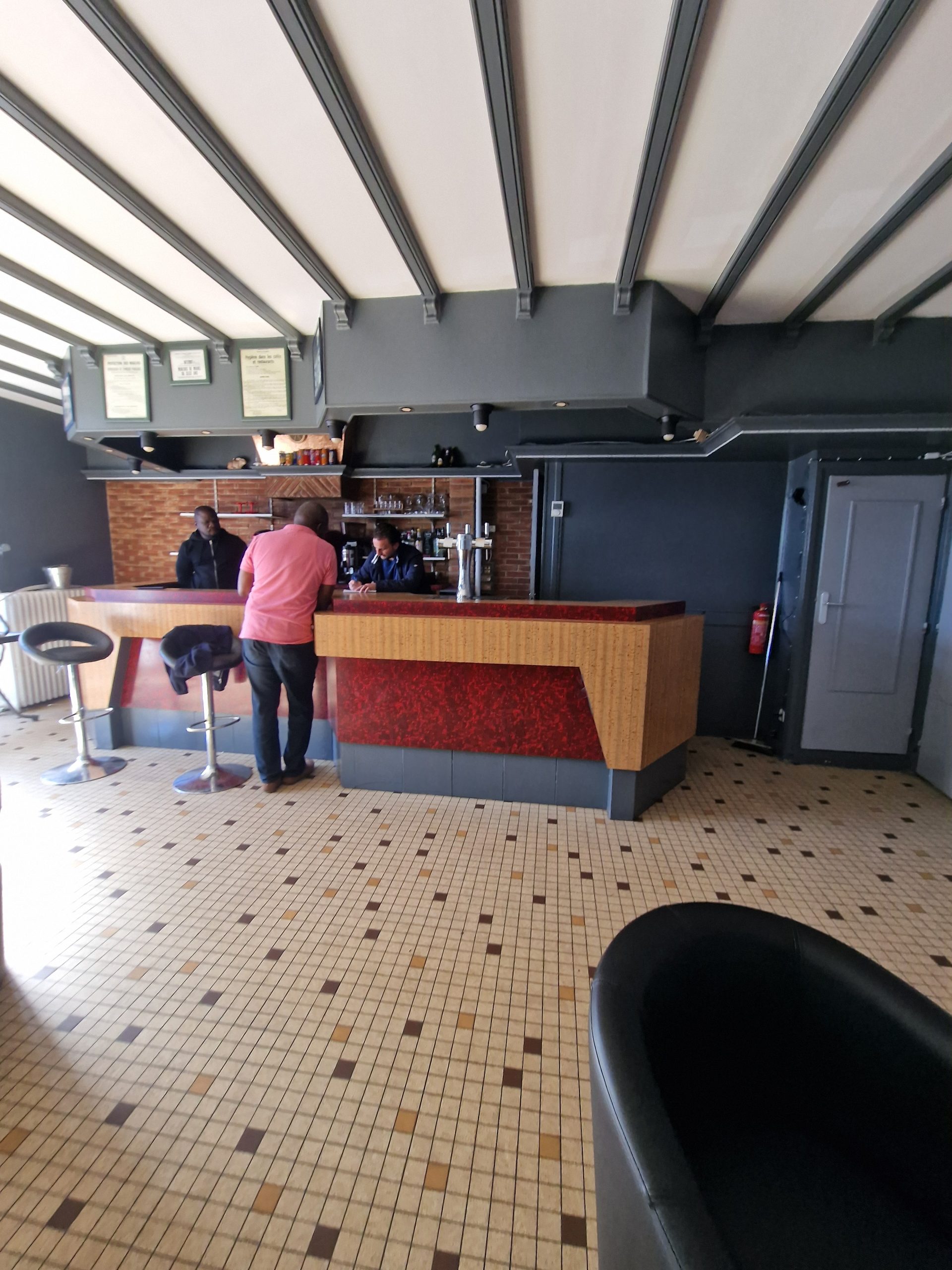 Comptoir bar existant avant rénovation du restaurant à Tours