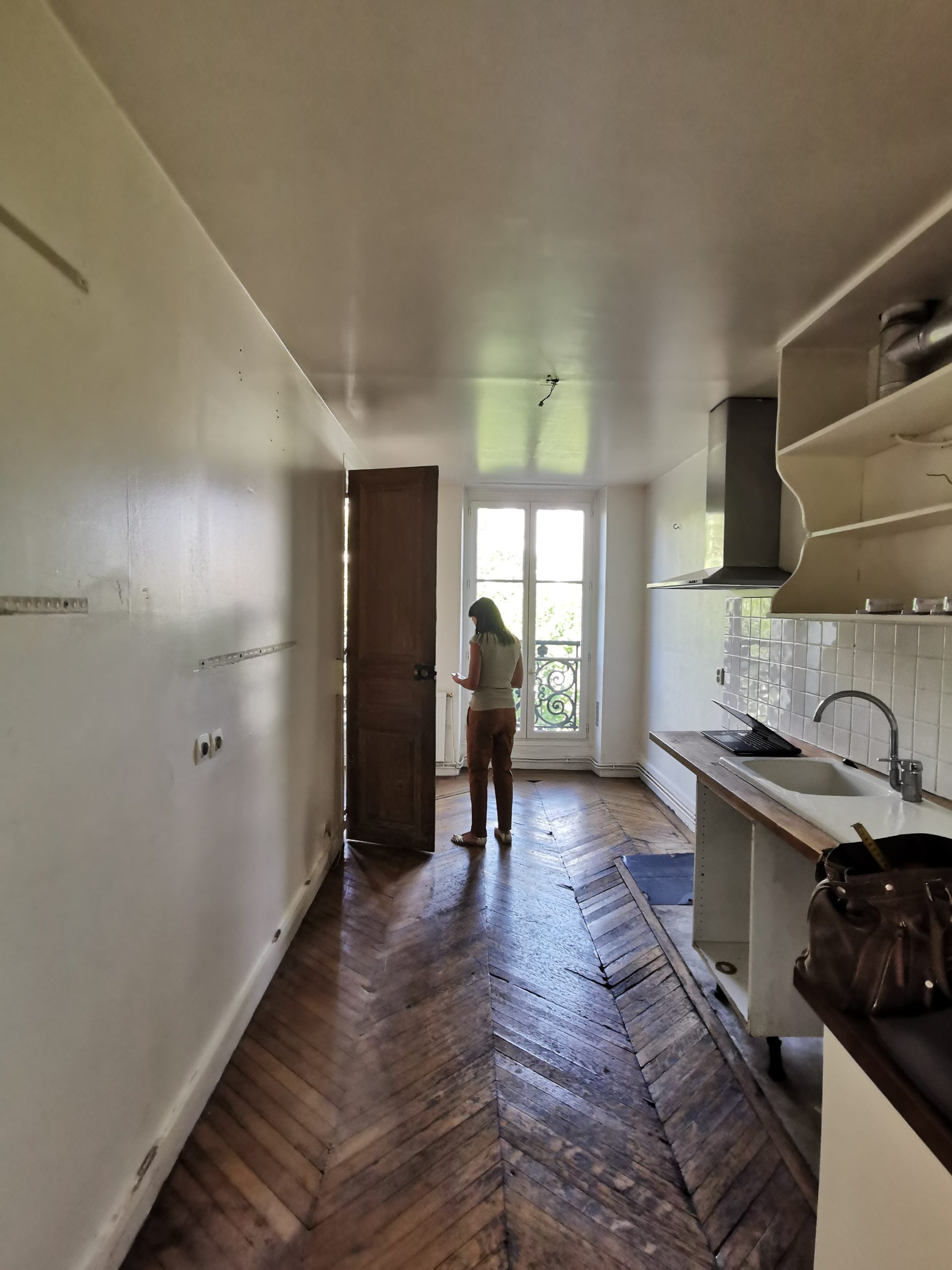 Cuisine en longueur avant rénovation dans un appartement parisien