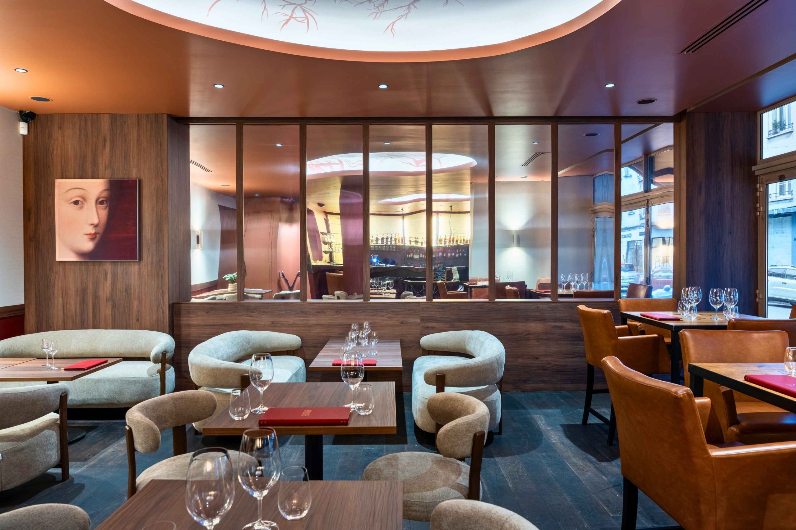 Salle du bar Potus à Tours avec assises variées et tables de dégustation