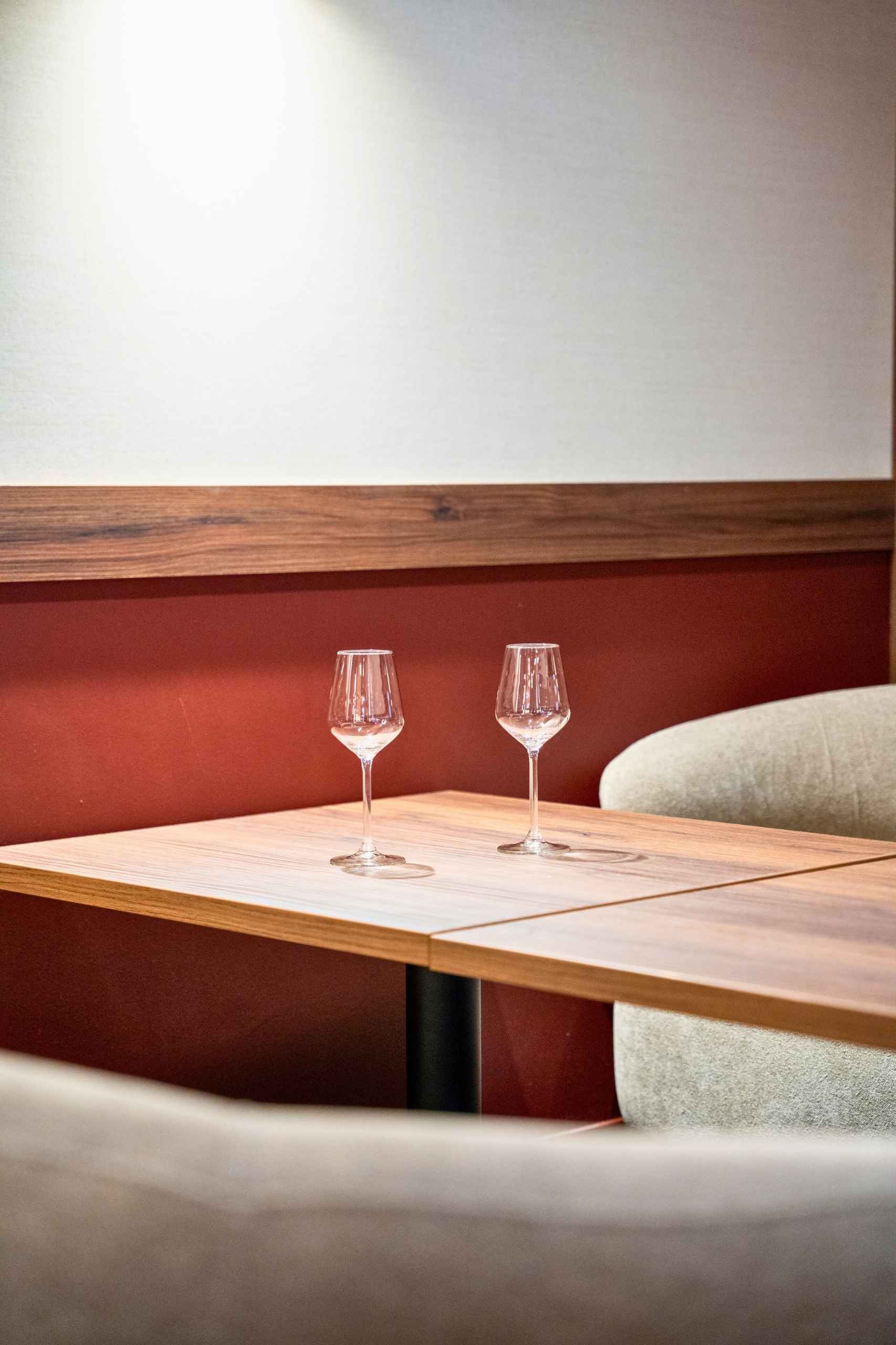 architecture intérieure bar à vins Potus Tours table bois mur bordeaux ambiance feutrée