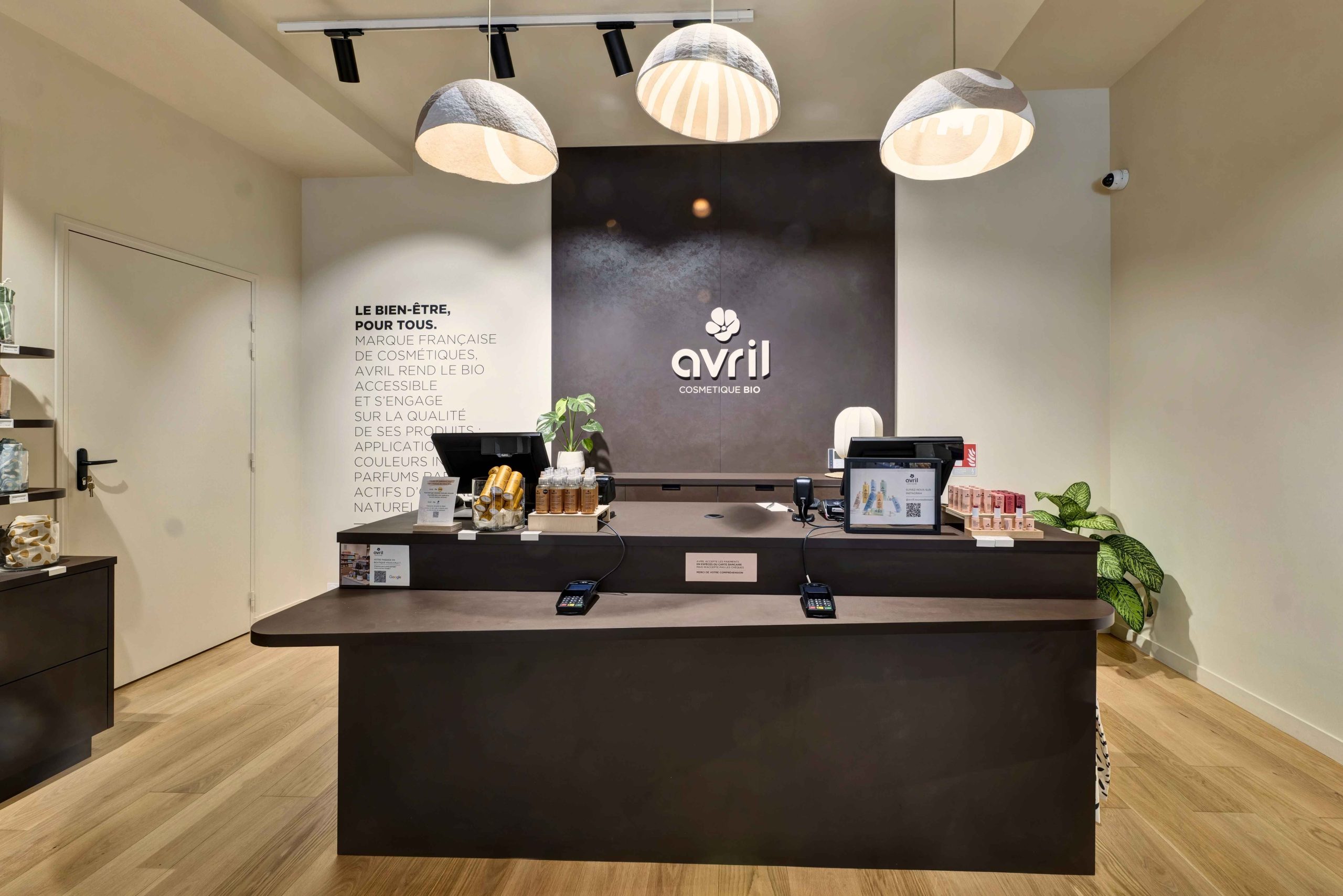 Comptoir de caisse boutique Avril conçu par architecte d’intérieur
