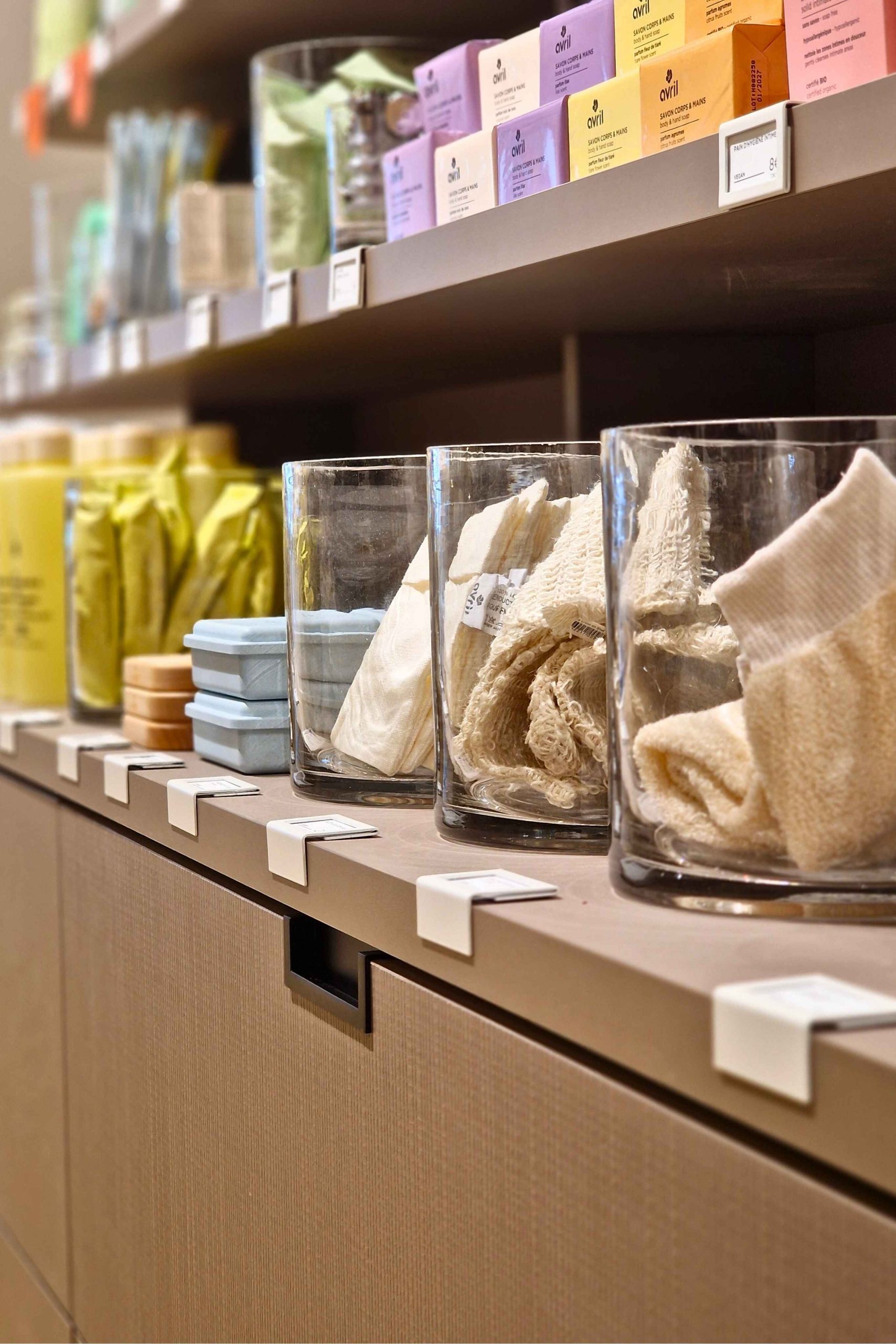 Détail flacons cosmétiques Avril en boutique aménagée par architecte d’intérieur à Tours