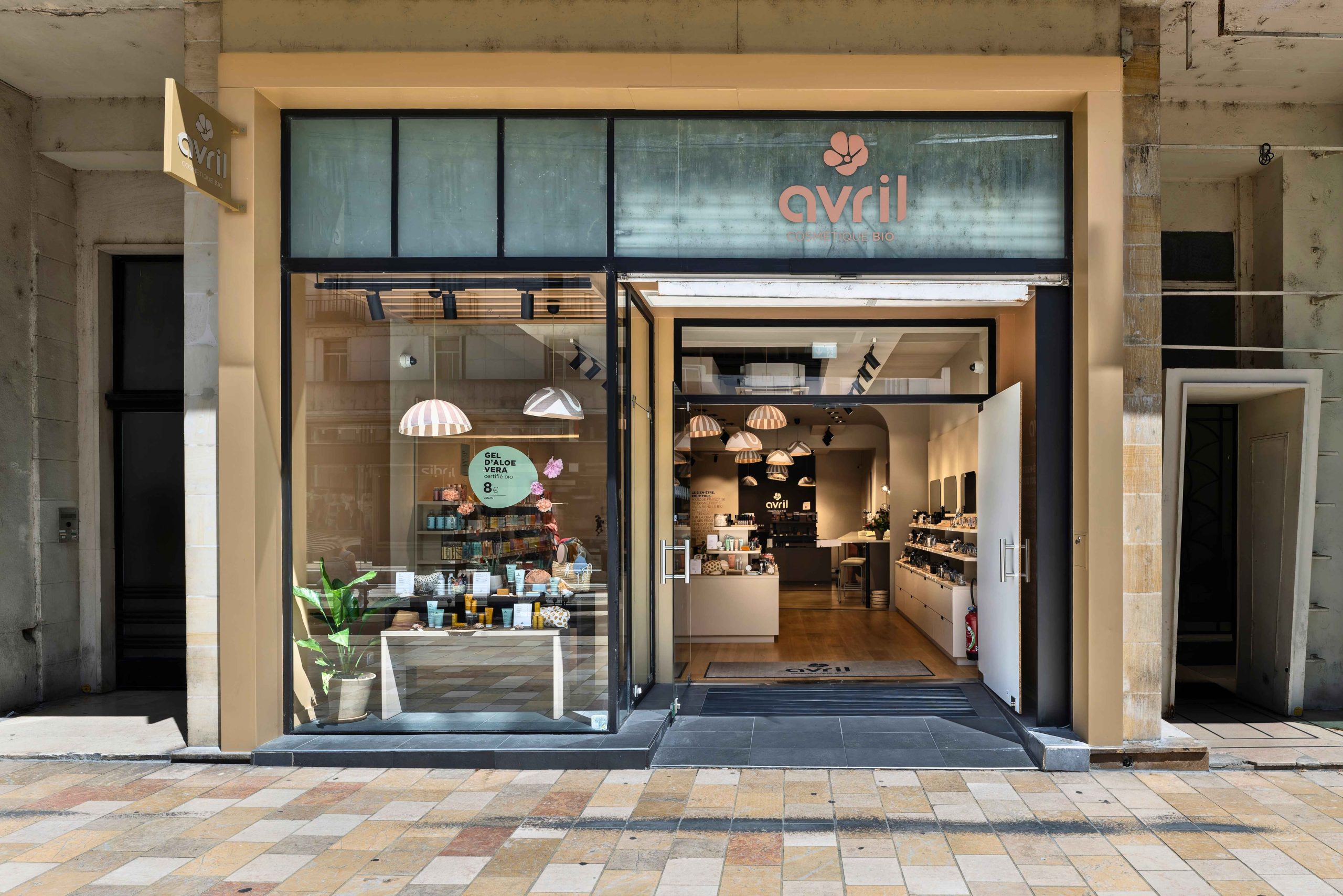 Façade vitrée boutique Avril cosmétique bio rue Nationale Tours design par architecte d’intérieur