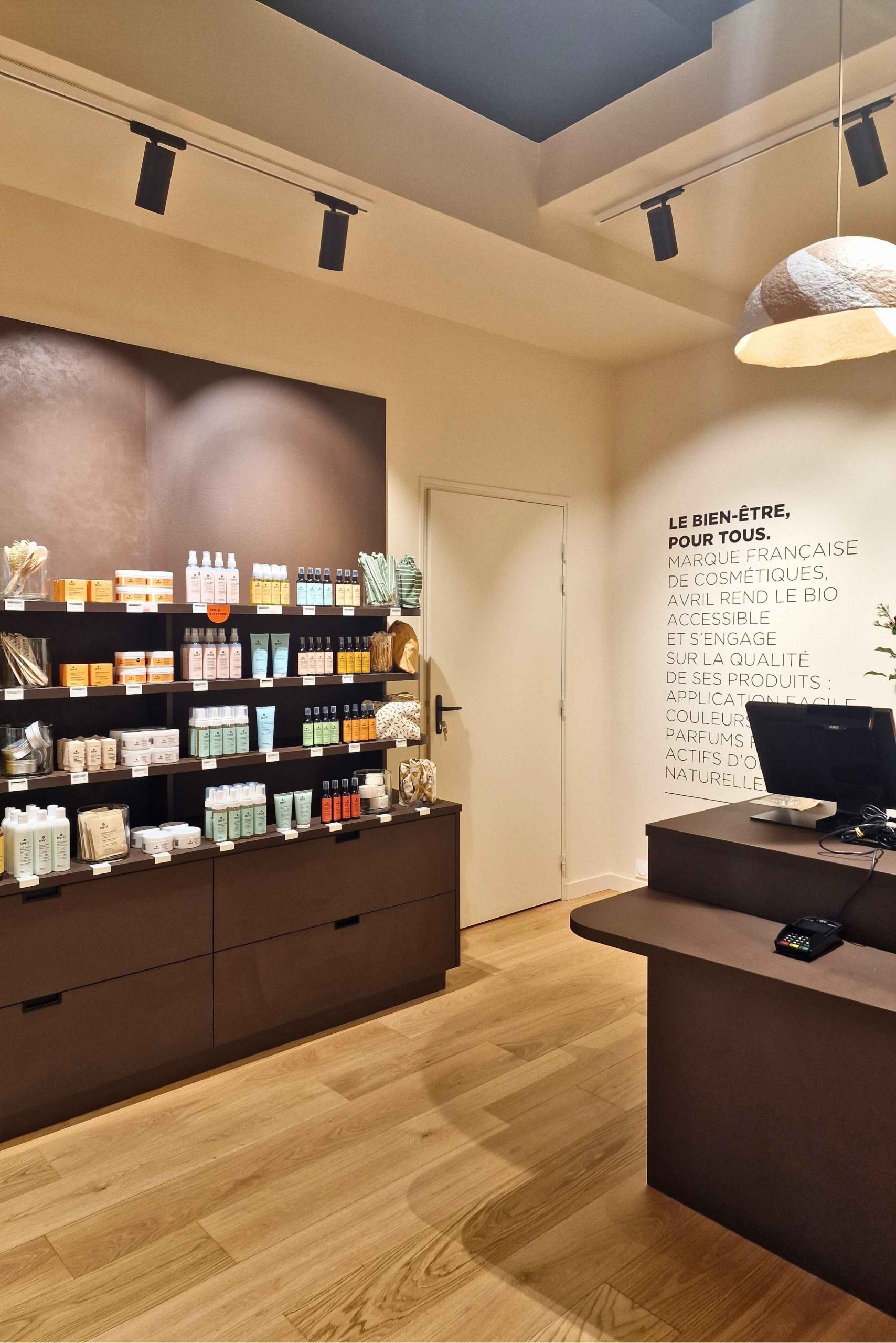 Linéaire produits cosmétiques bio en fond de boutique Avril