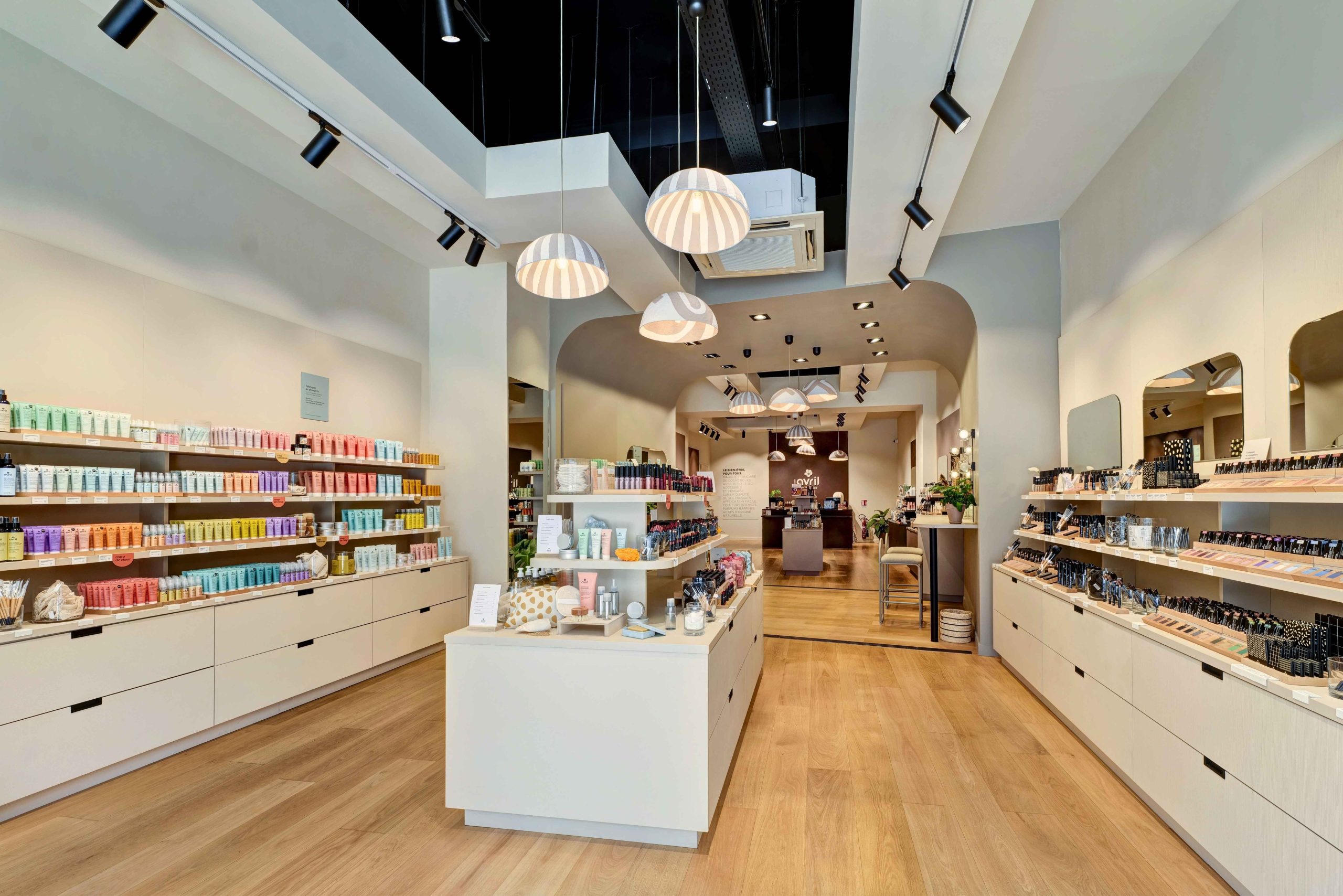 Aménagement intérieur boutique cosmétique bio Avril Tours design retail