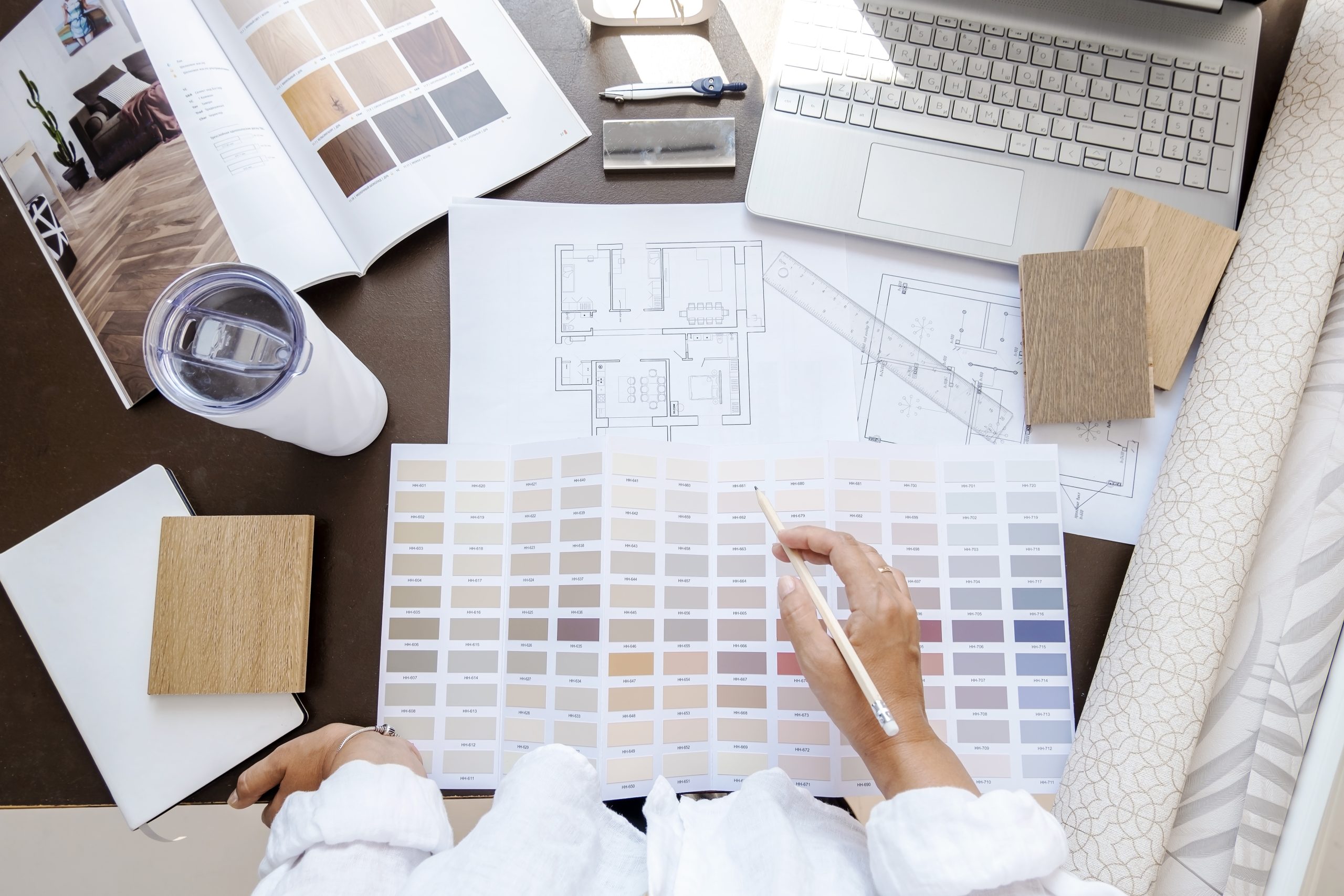 Architecte d’intérieur sélectionnant des couleurs pour un projet d’aménagement