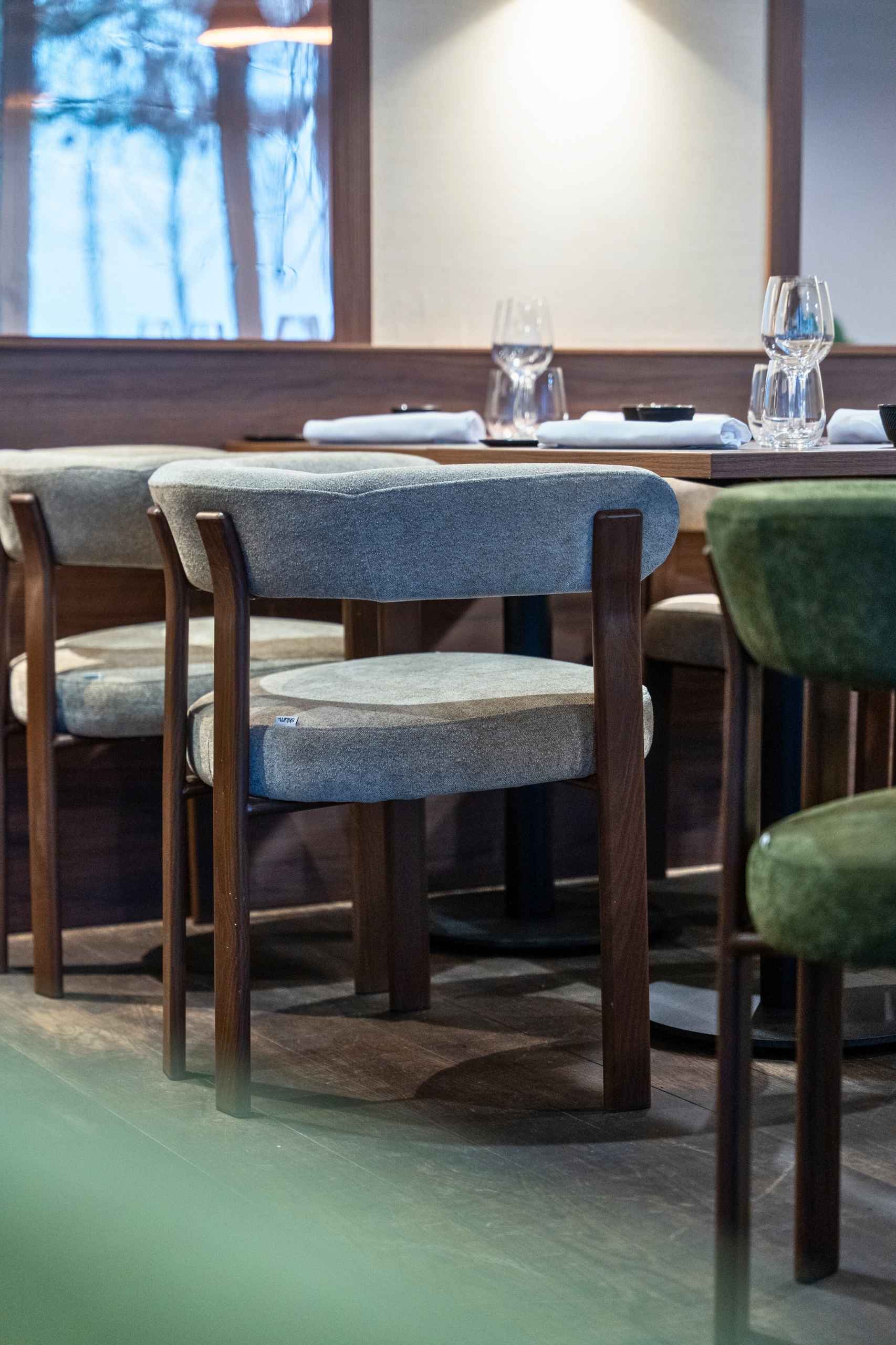 Assises bois et textile vert dans restaurant Mensa à Tours – mobilier sélection architecte d’intérieur