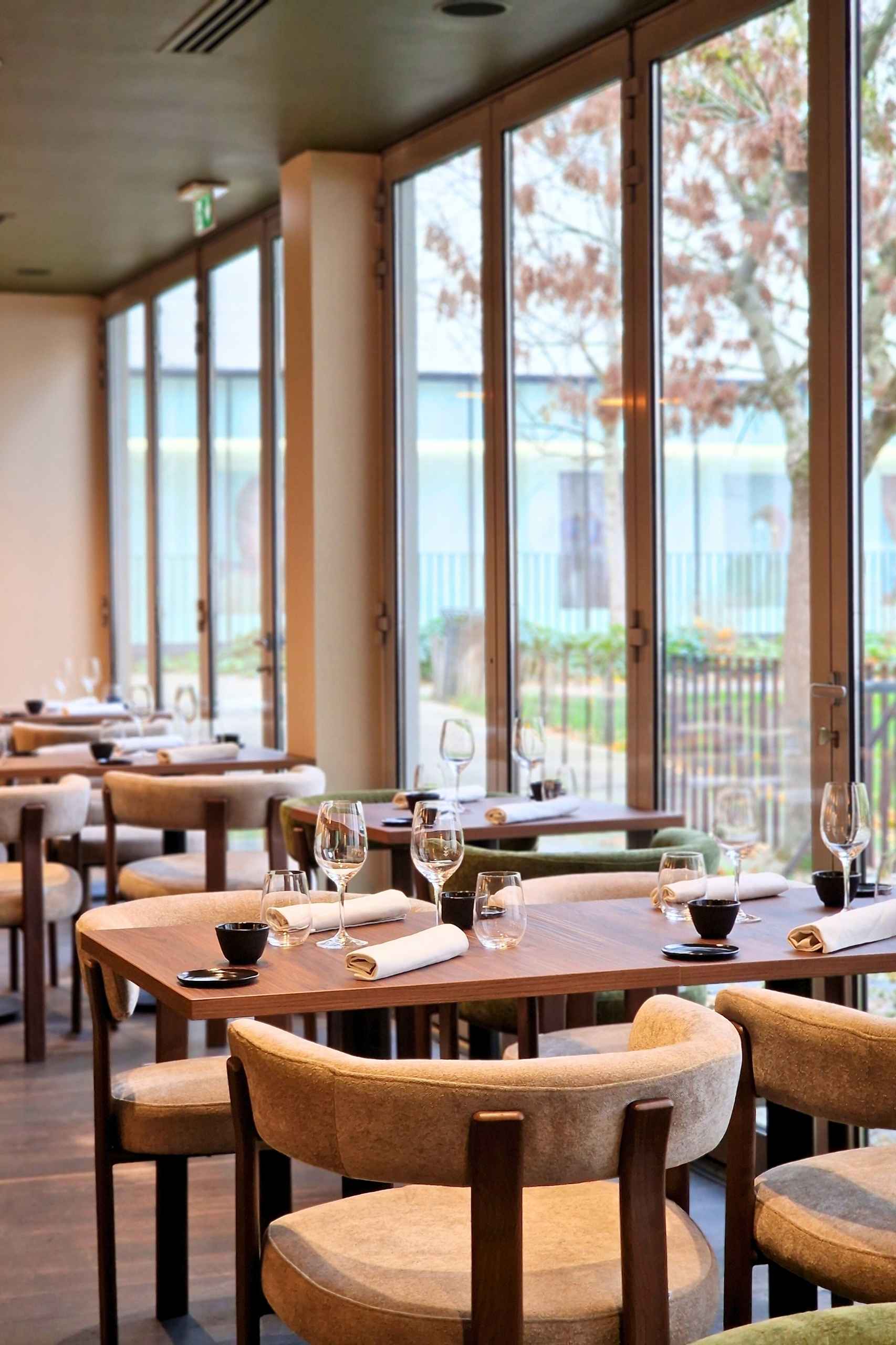 Tables restaurant près des baies vitrées – projet architecture intérieure restaurant Tours