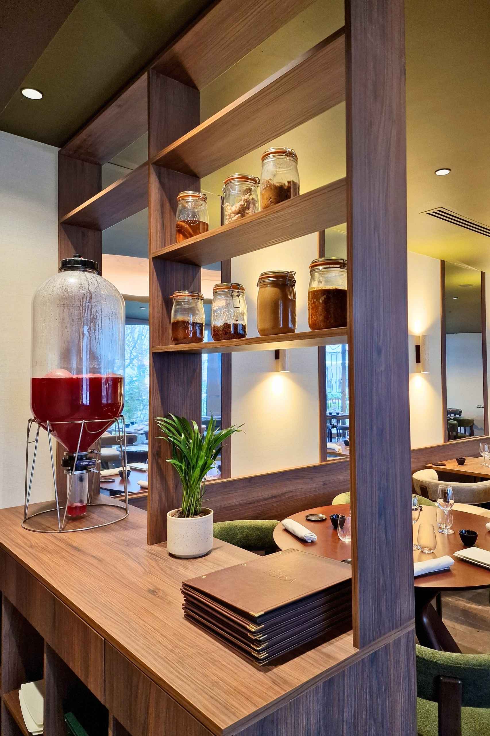 Étagère bois sur mesure restaurant Mensa Tours avec bocaux et fermenteur – architecture intérieure