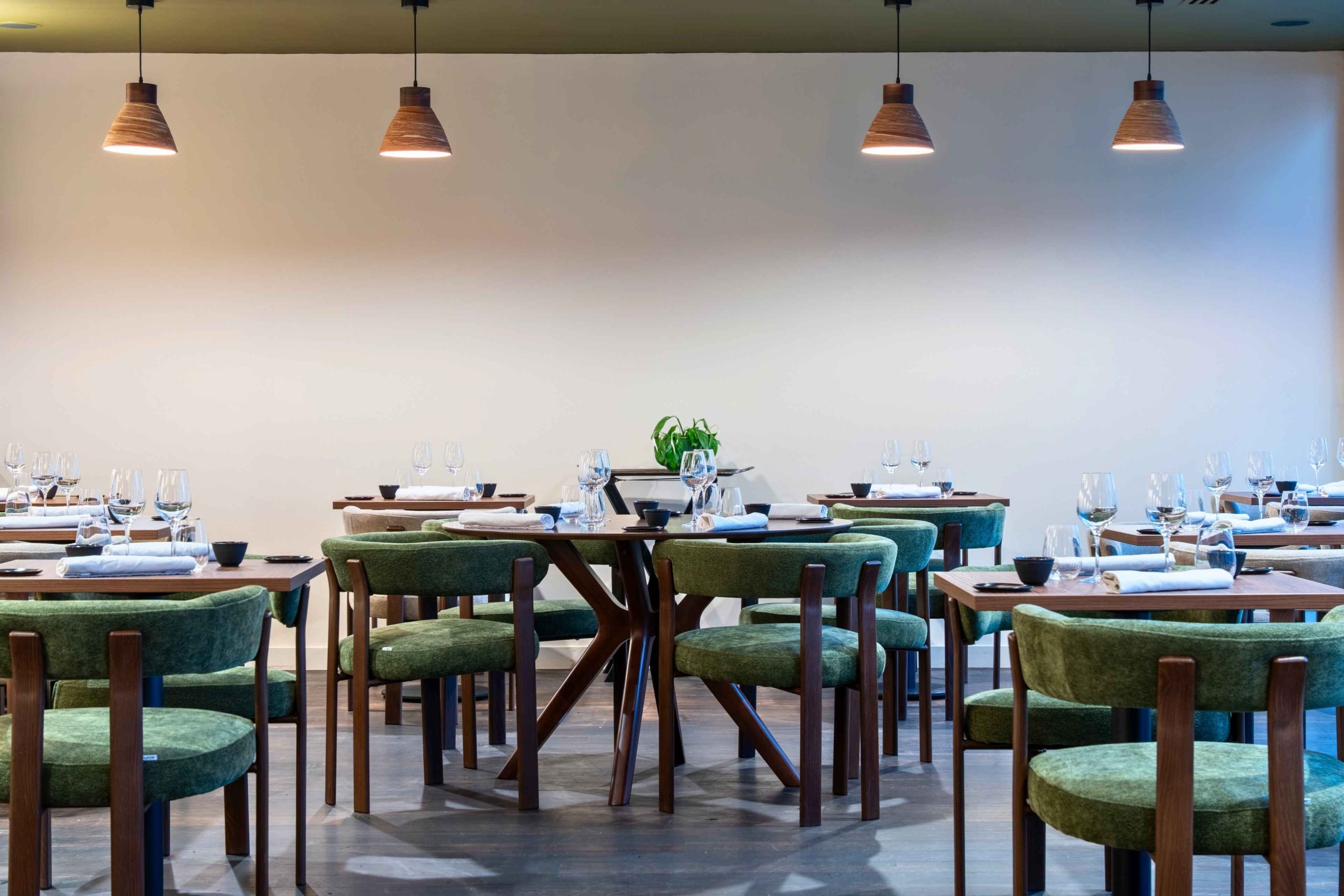 Fond de salle restaurant Mensa Tours – composition tables et suspensions – architecture intérieure