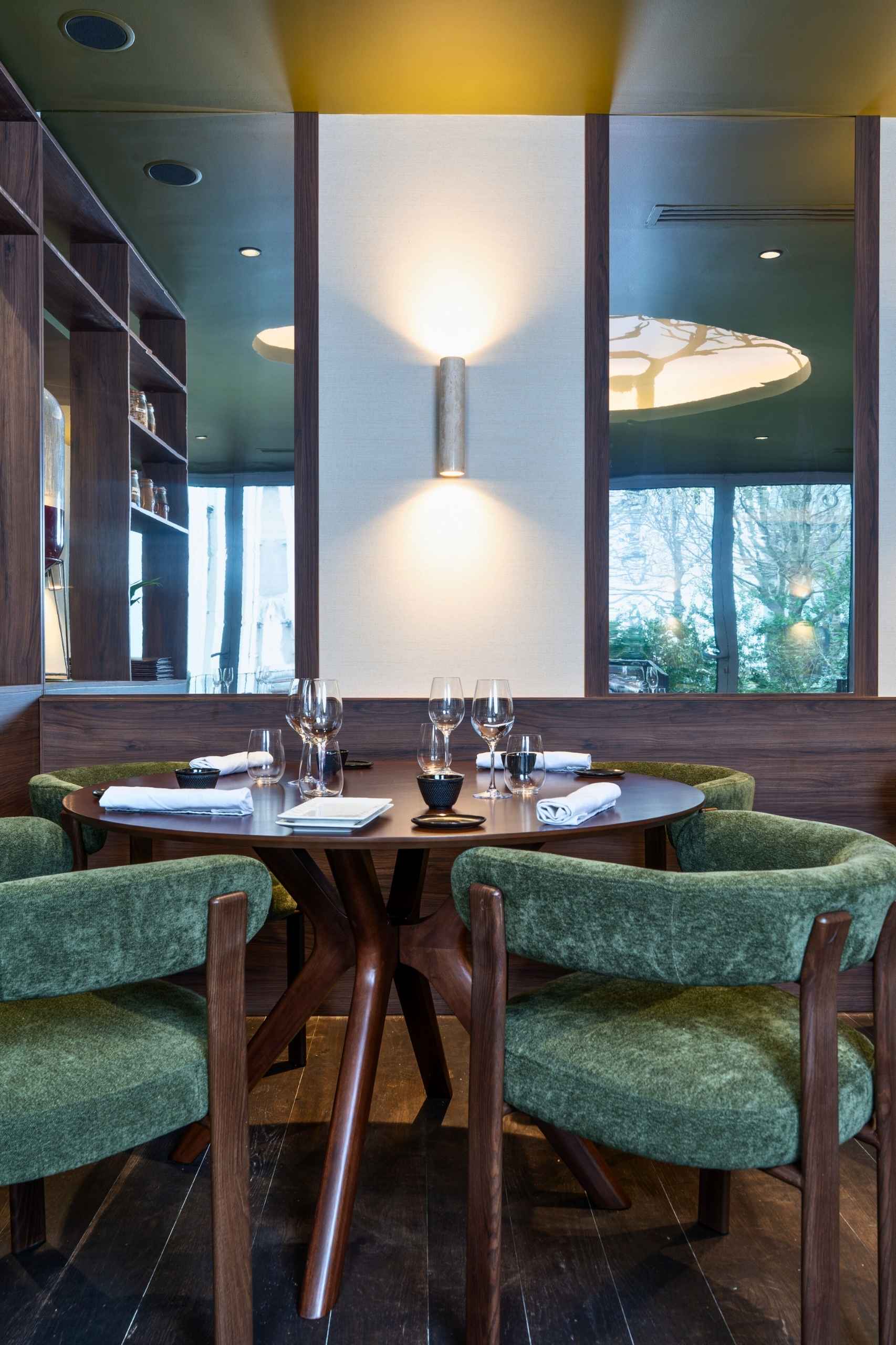 table ronde et assises vertes restaurant Mensa Tours agencement intérieur
