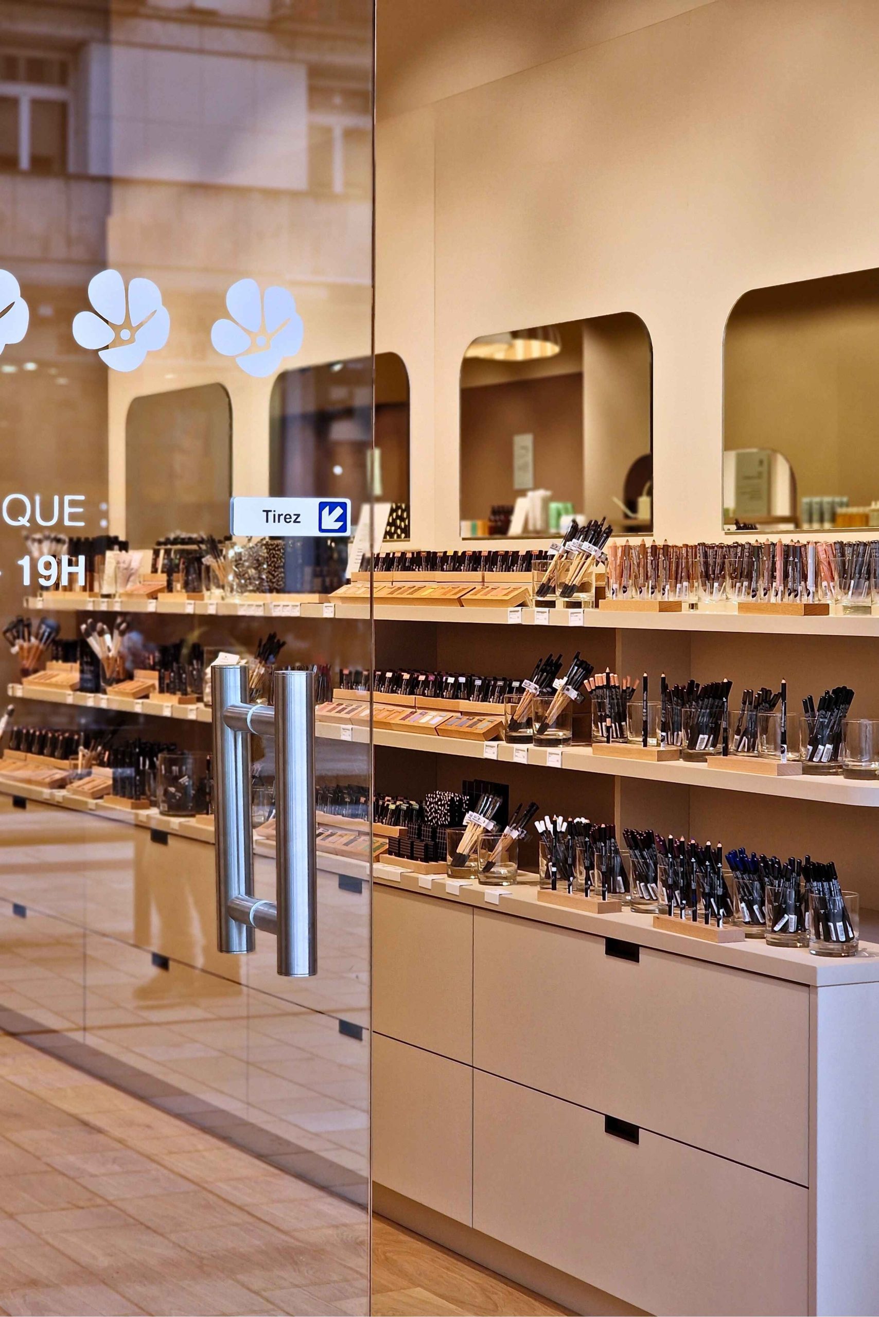 Présentoir maquillage boutique Avril Tours mobilier sur mesure architecture intérieure retail