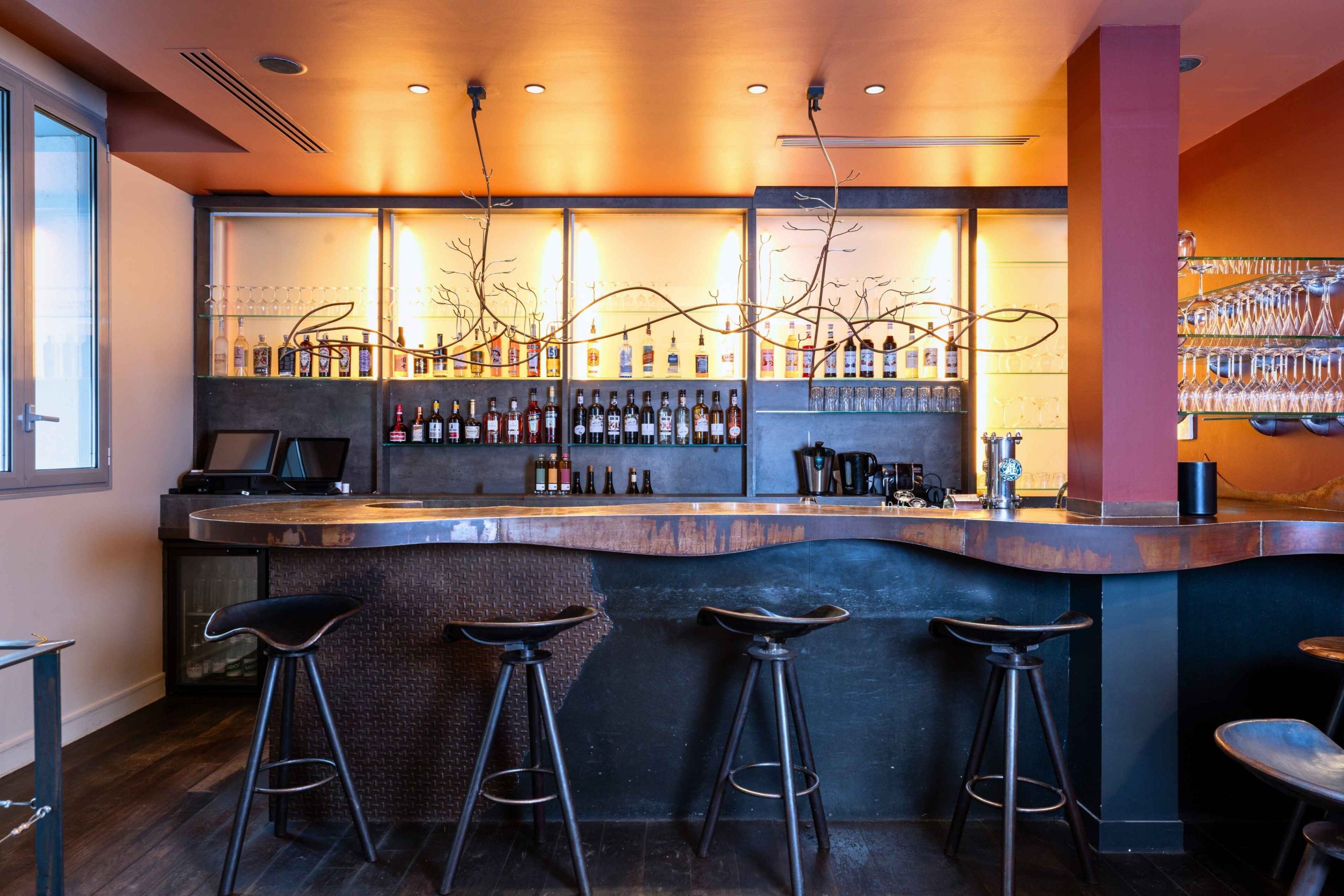 Comptoir du bar Potus à Tours avec tabourets hauts et façade métal patiné