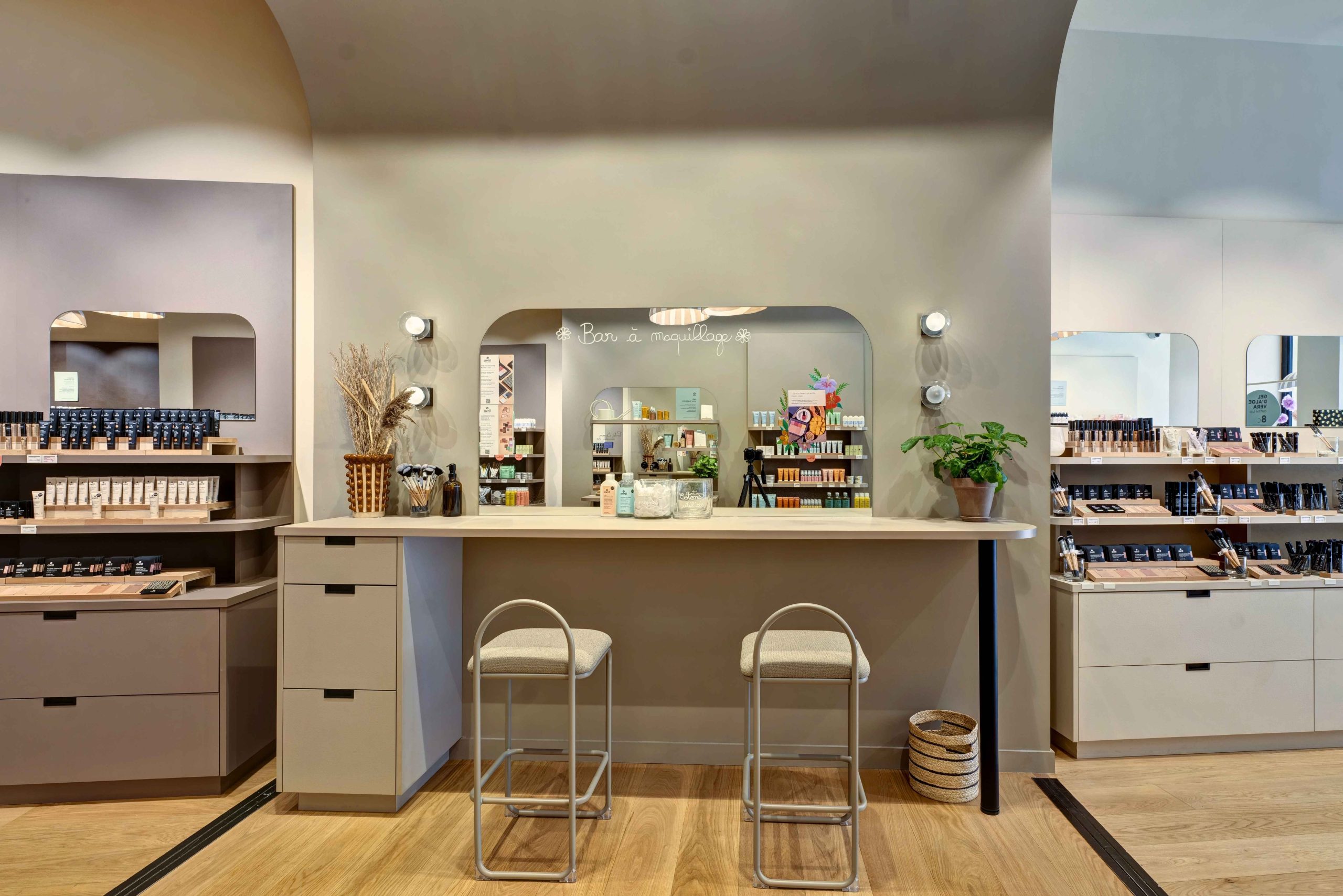Bar à maquillage avec assises dans boutique Avril à Tours