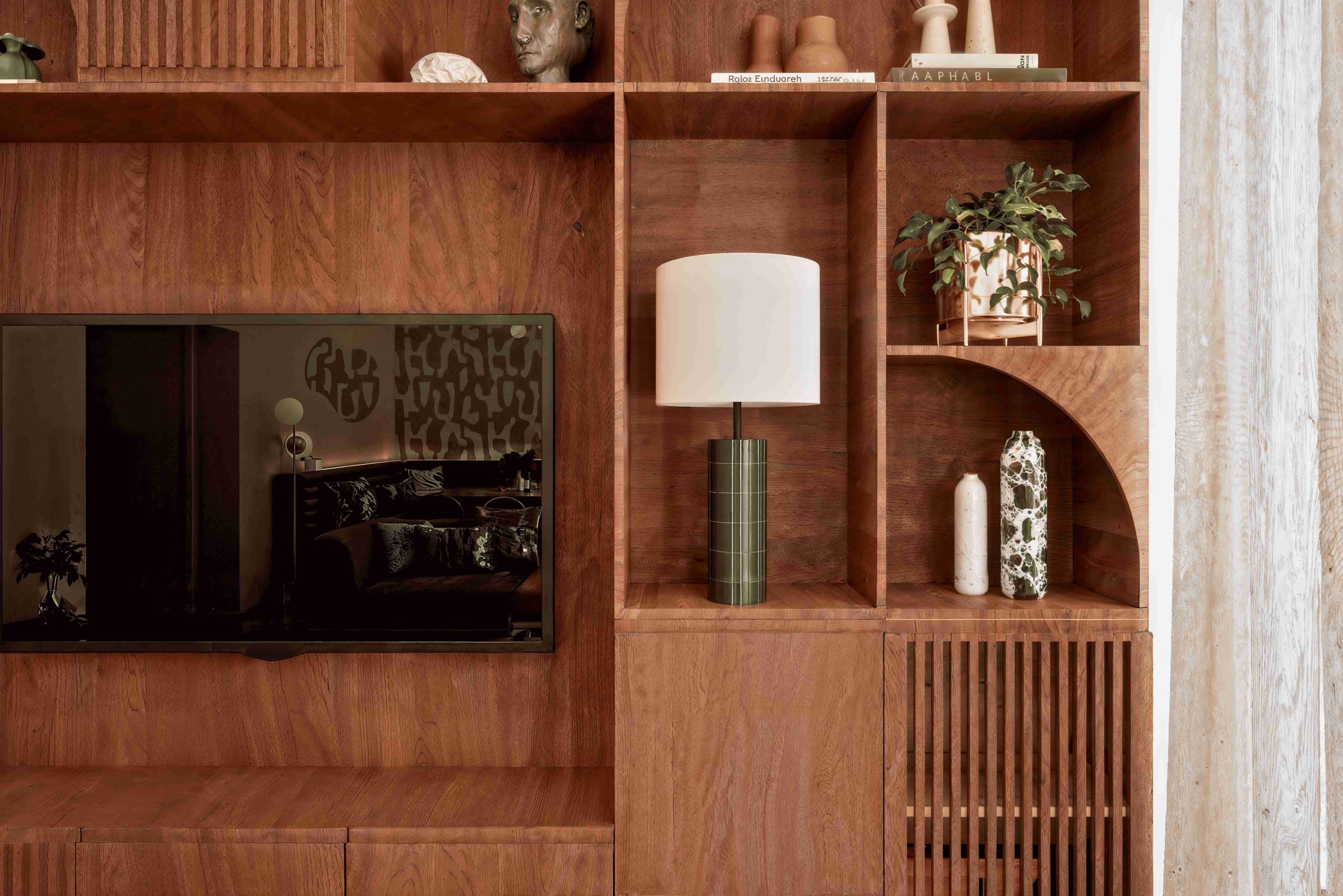 Bibliothèque murale en bois sur mesure avec niches décoratives et écran intégré