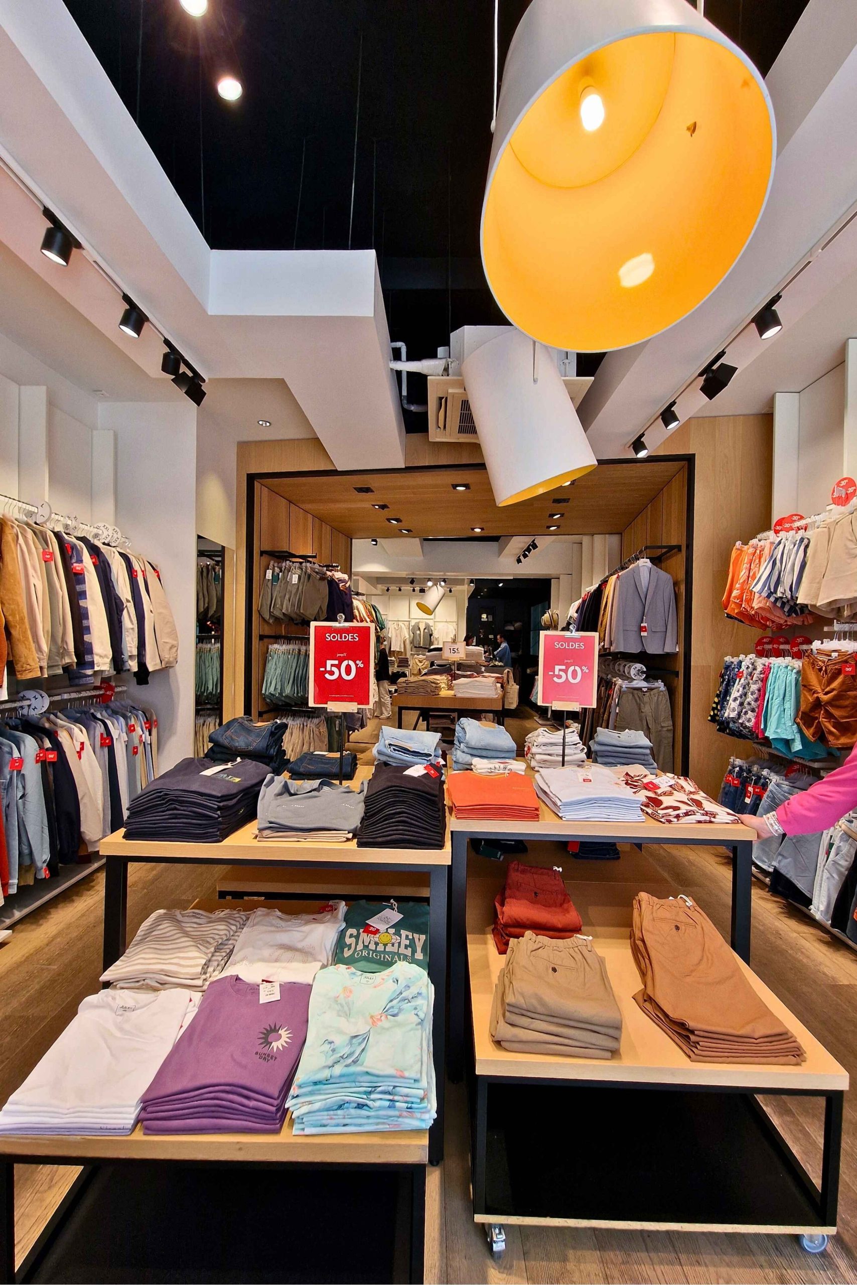 Boutique Avril avant travaux, portants vêtements homme