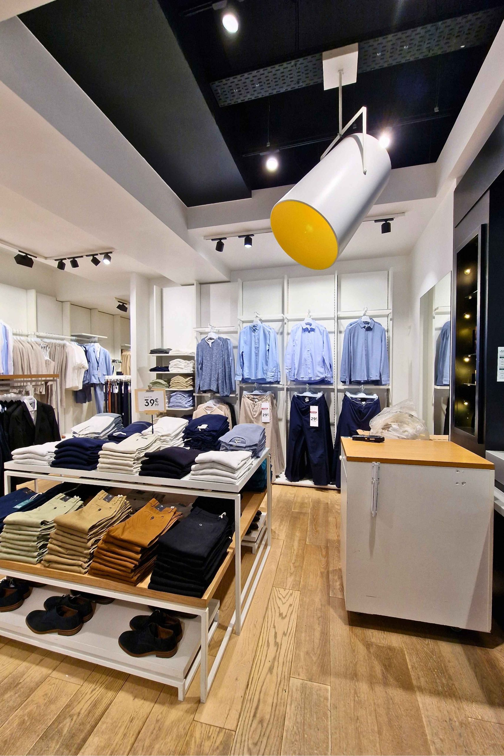 Boutique Avril avant travaux, portants vêtements homme