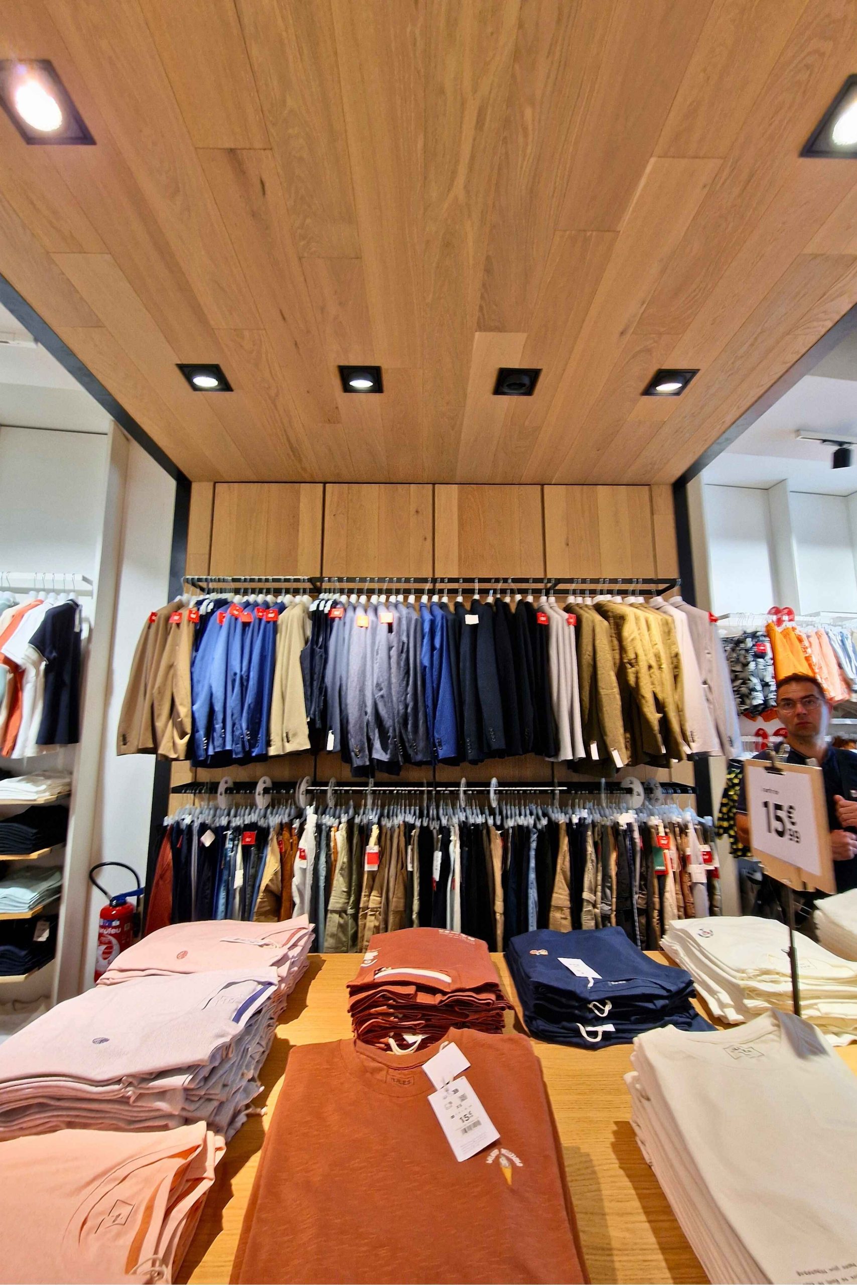 Boutique Avril avant travaux, portants vêtements homme