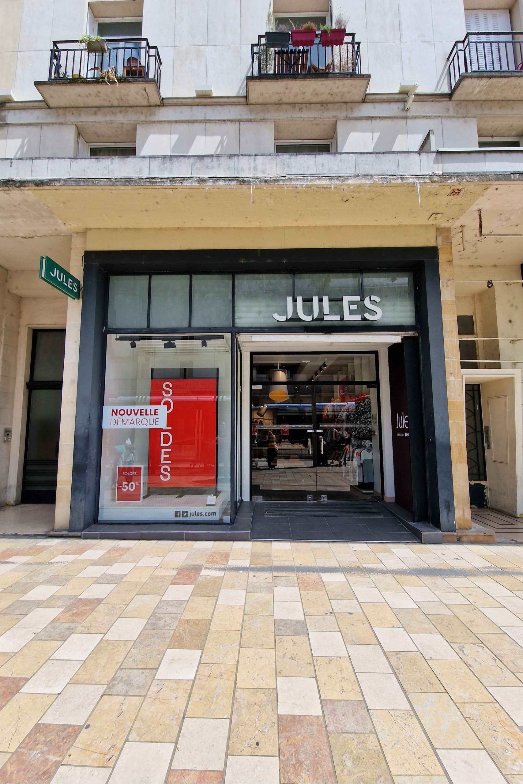 Façade vitrée boutique Jules rue Nationale à Tours