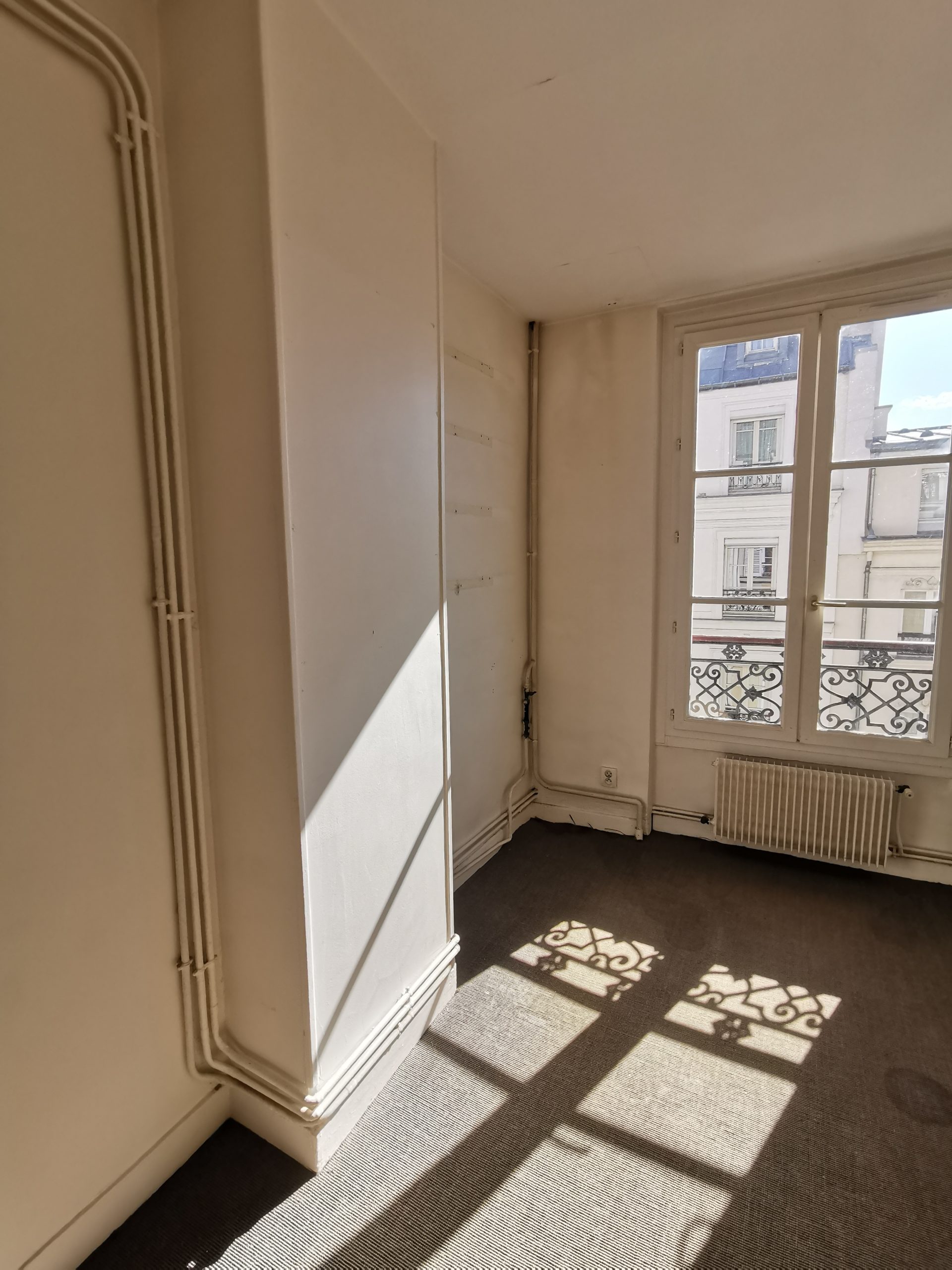 Chambre avant rénovation dans un appartement haussmannien à Paris