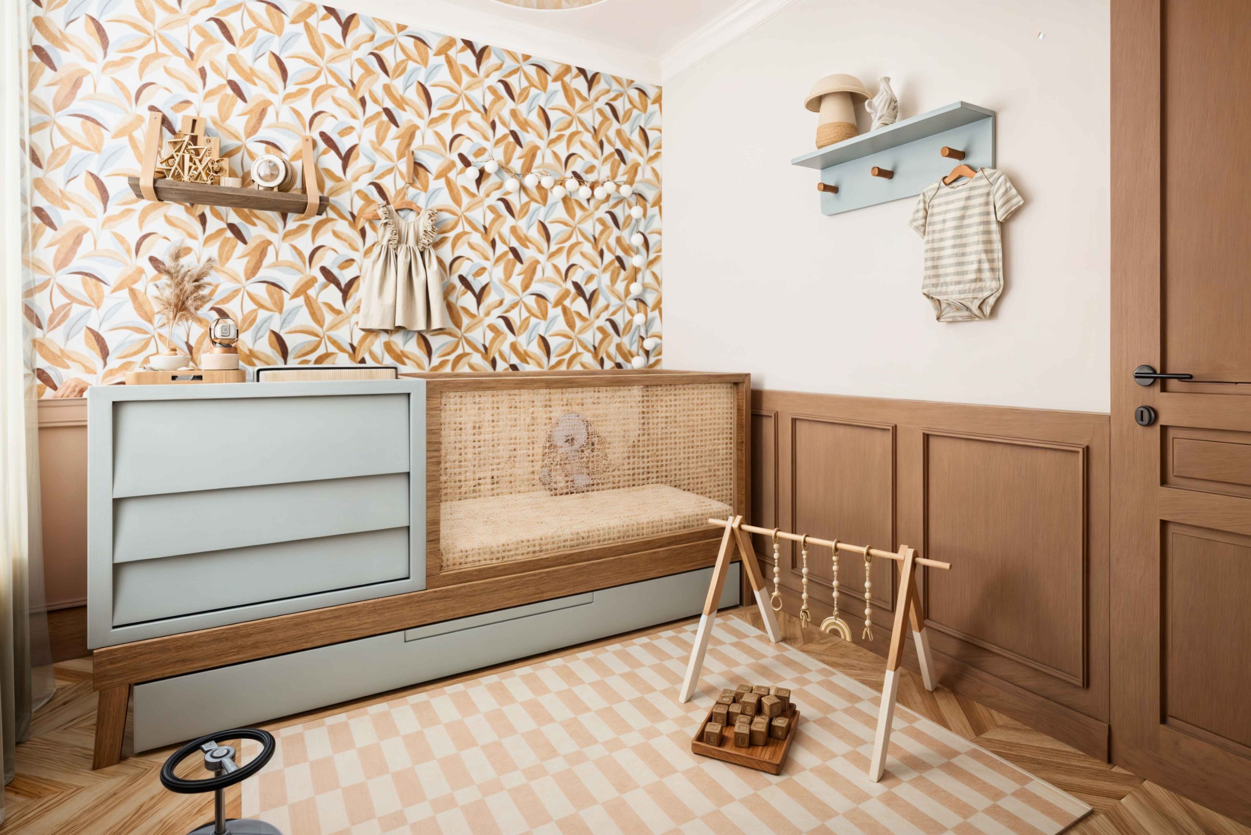 Chambre de bébé avec mobilier sur mesure dans un appartement familial parisien rénové