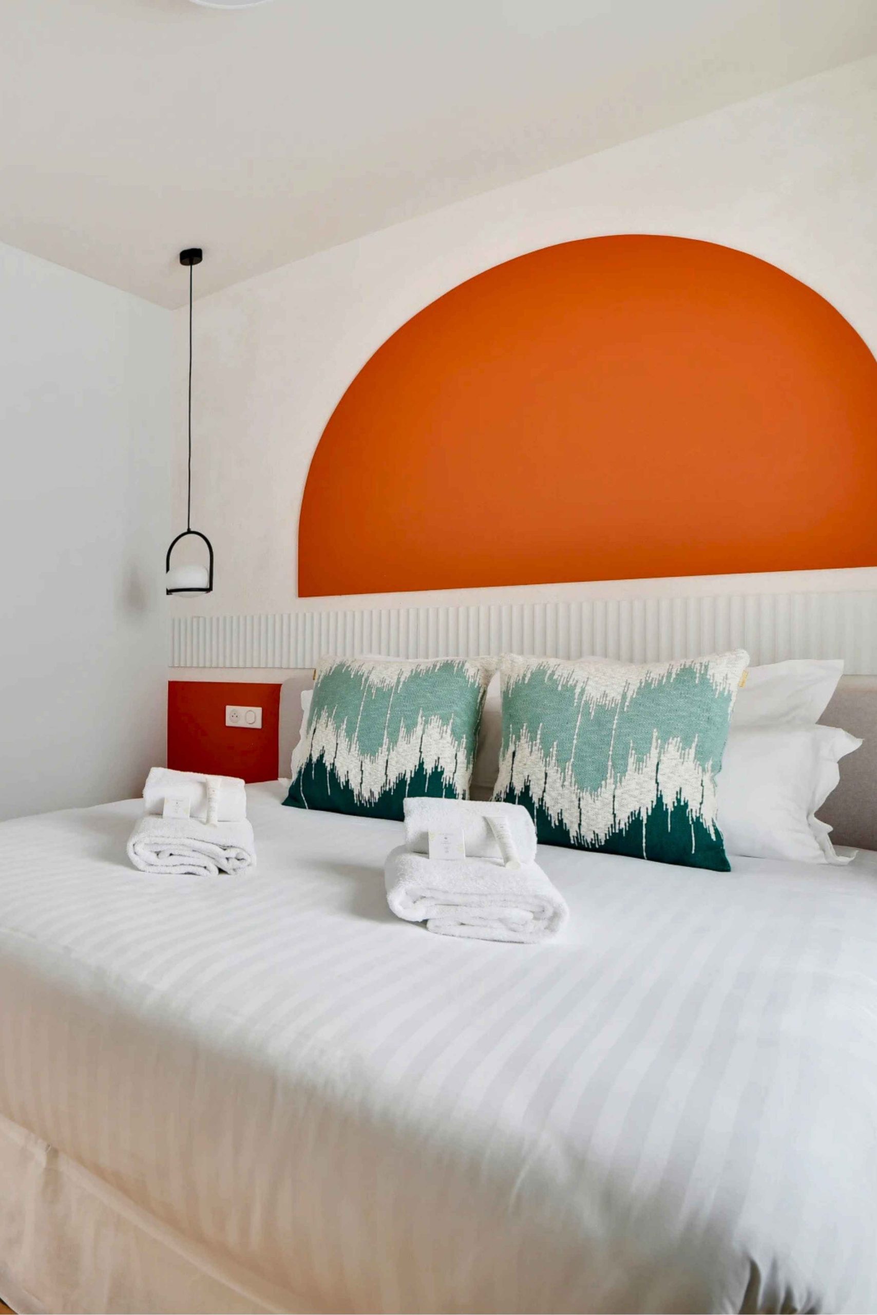 détail tête de lit arche colorée chambre rénovée