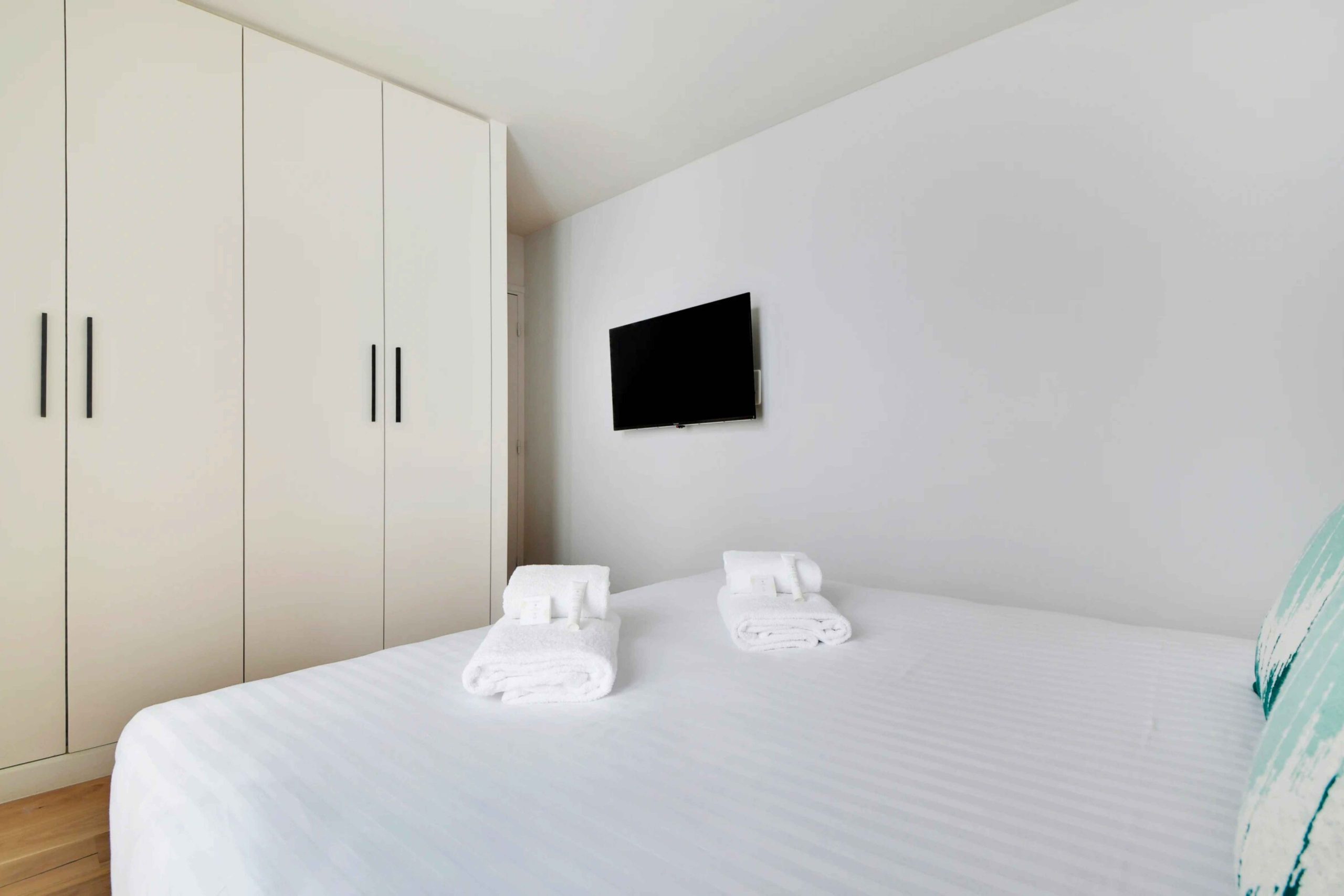 chambre avec rangement intégré appartement Paris 2 rénové