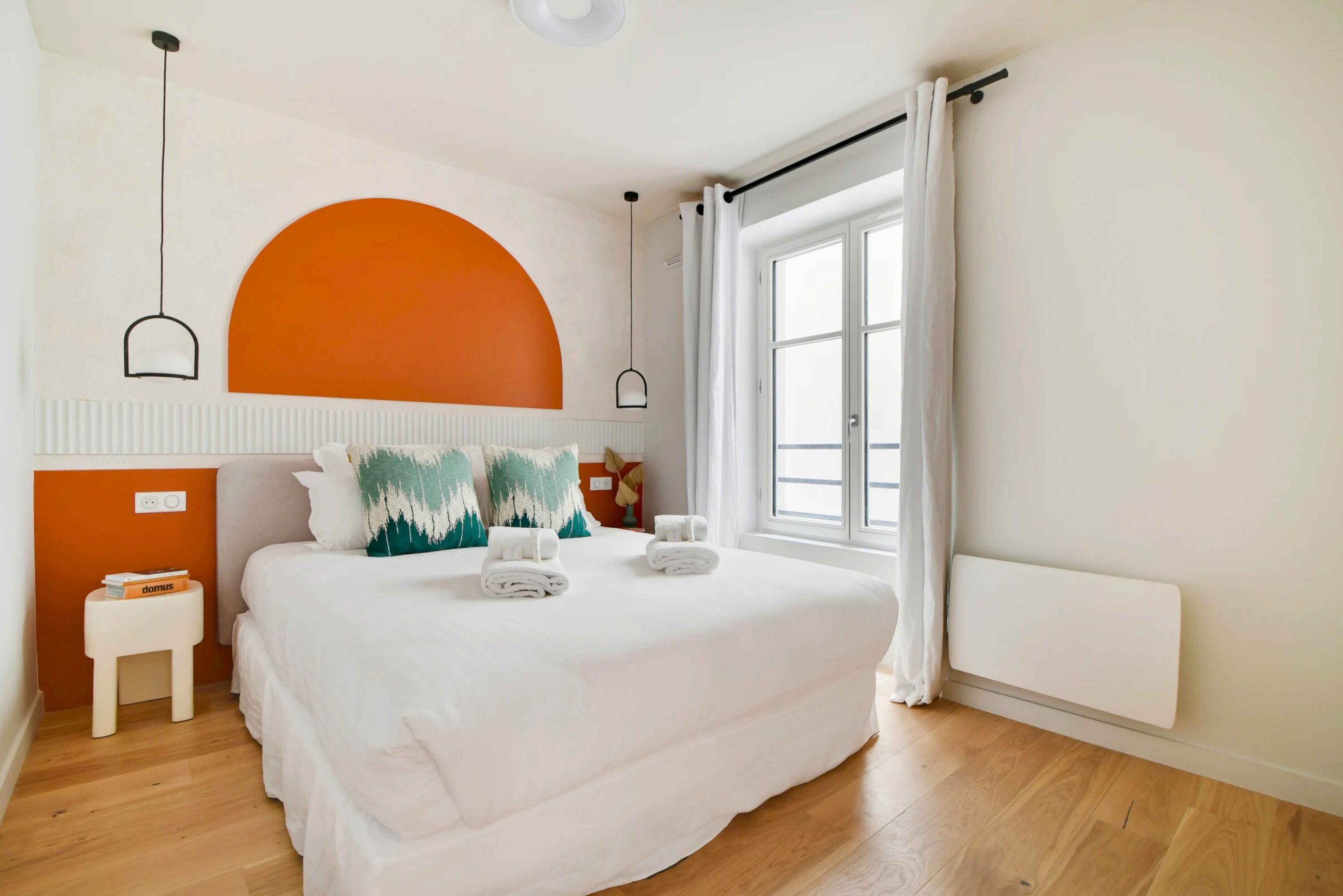 chambre T2 rénovée tête de lit arche orange style New Antique