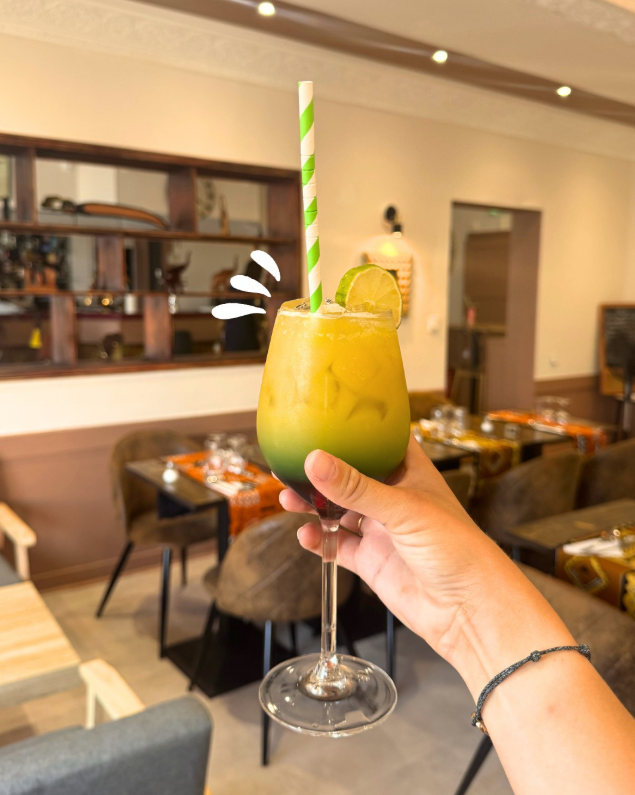 Cocktail servi dans restaurant ivoirien AKWABA Tours