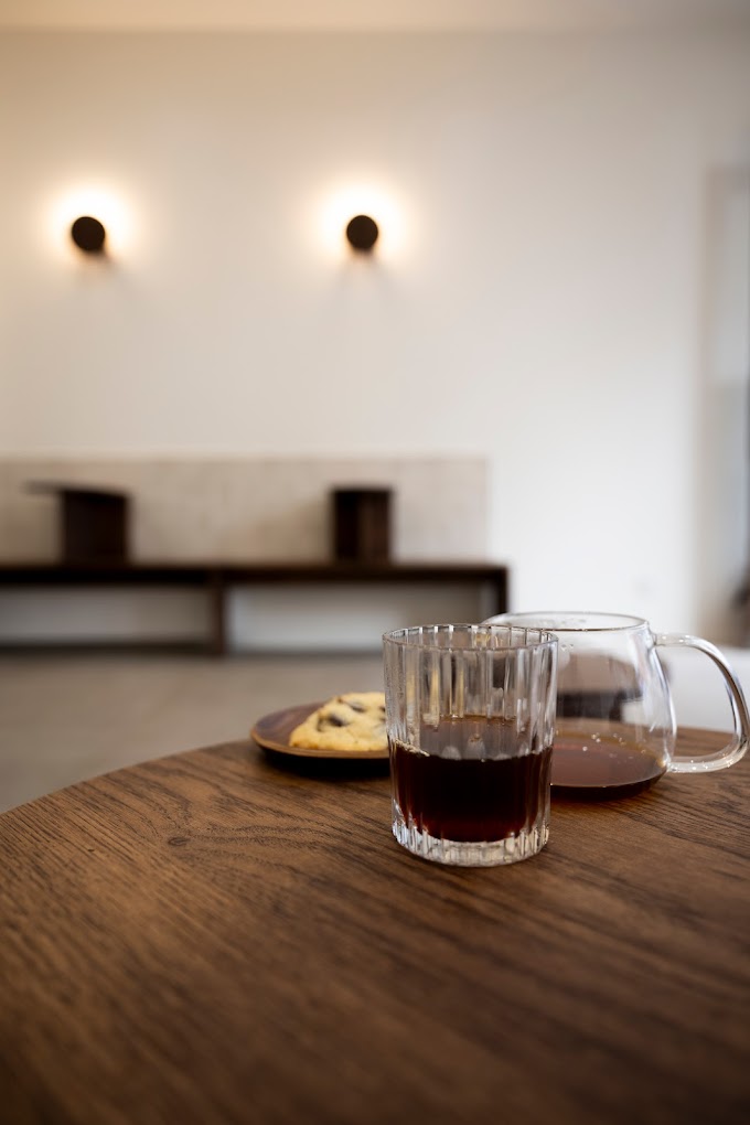 Verre de café posé sur une table en bois dans un coffee shop minimaliste