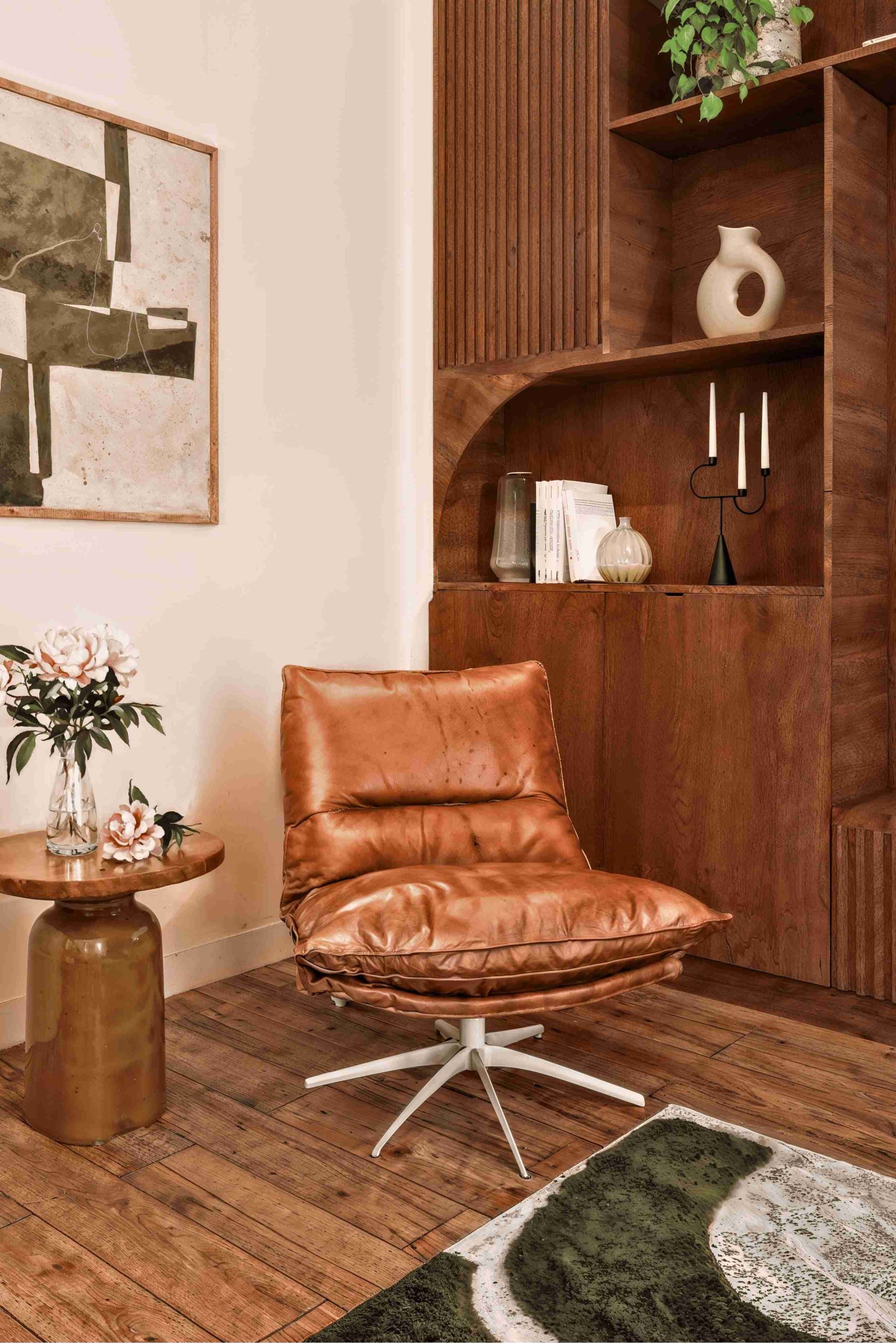 Coin lecture rénovation appartement Blériot avec fauteuil cuir et bibliothèque bois