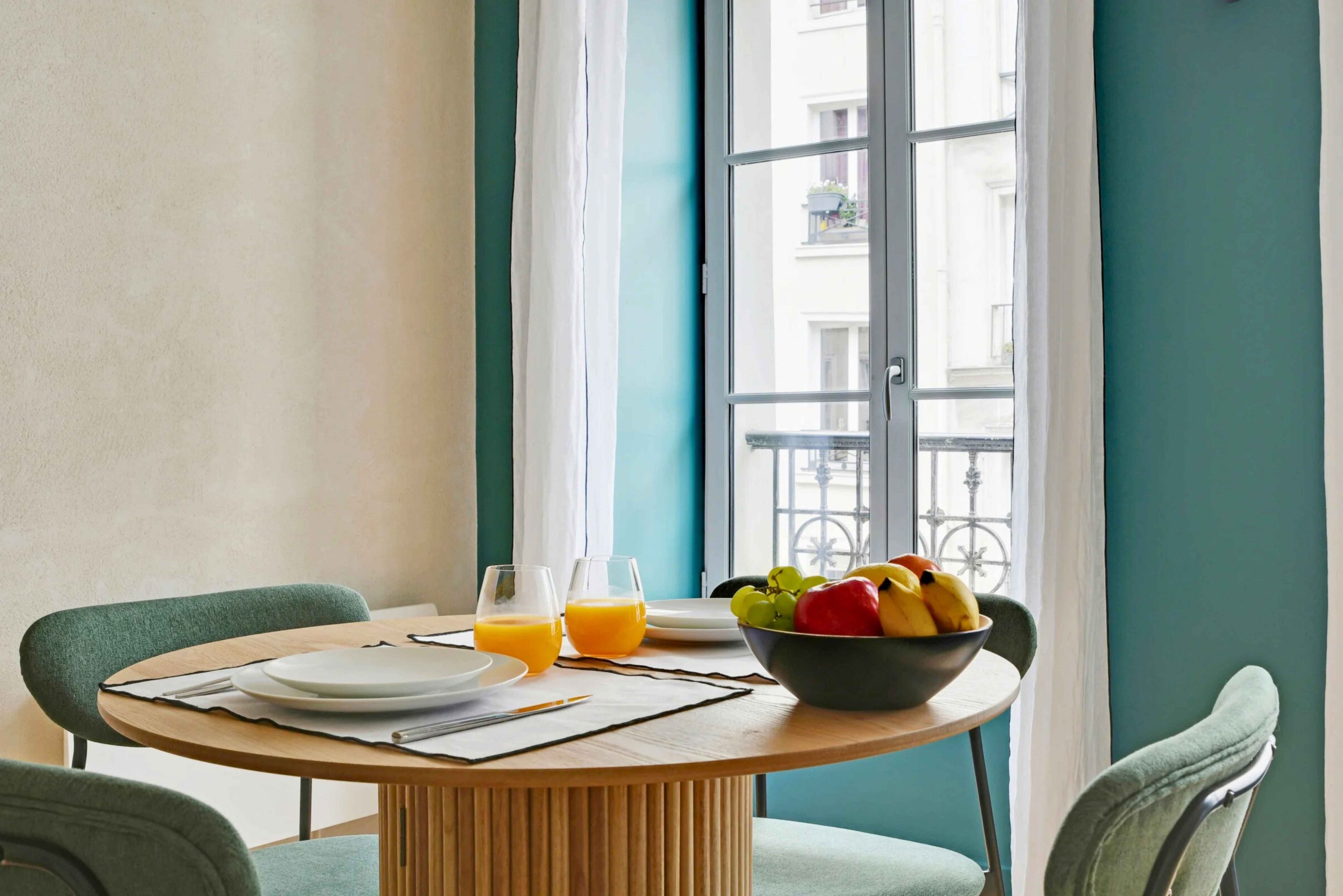 coin repas lumineux appartement rénové Paris 2