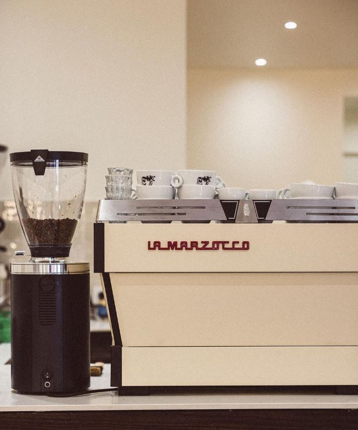 Comptoir avec machine à café professionnelle dans coffee shop parisien