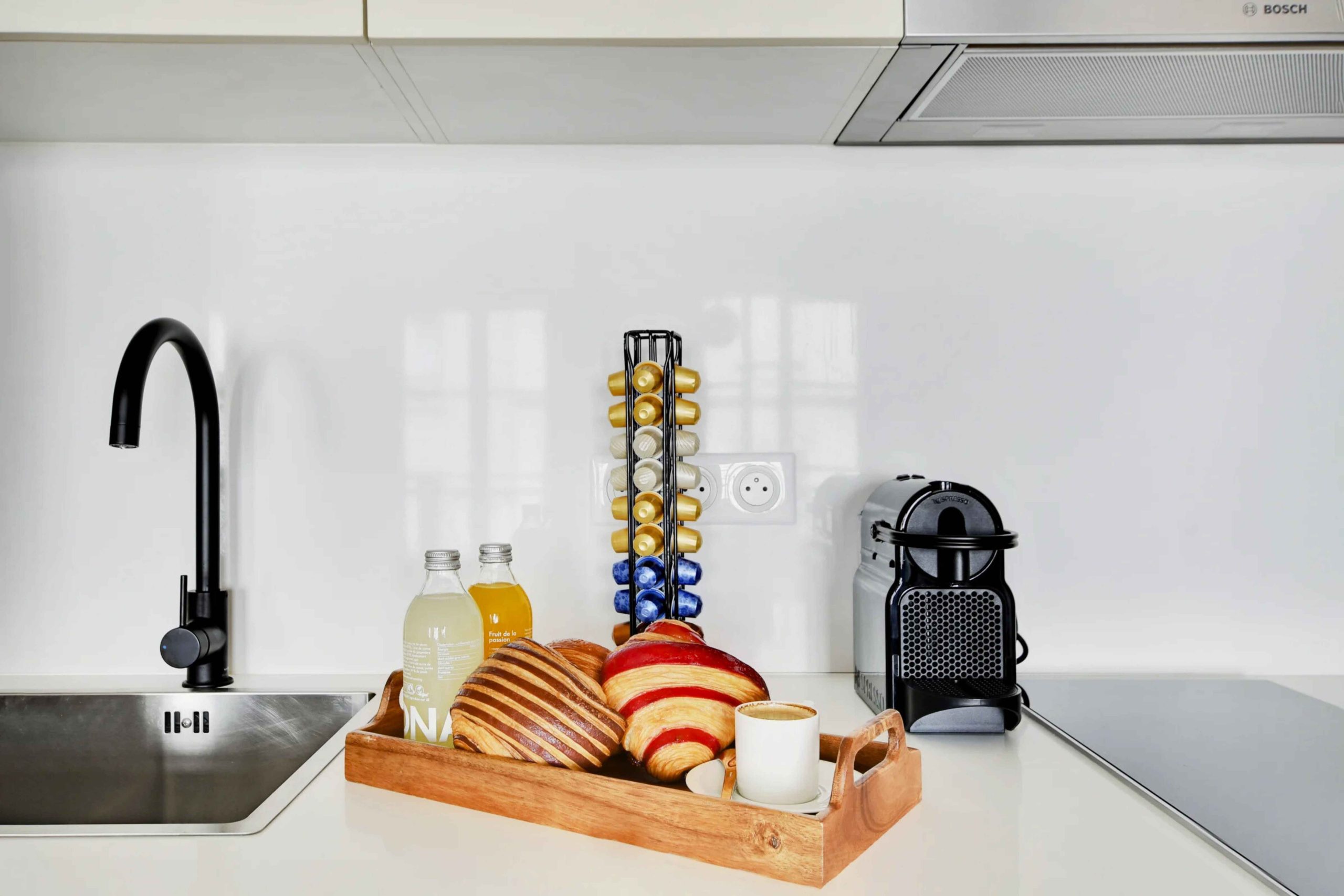 cuisine compacte rénovée appartement T2 Paris 2 style New Antique