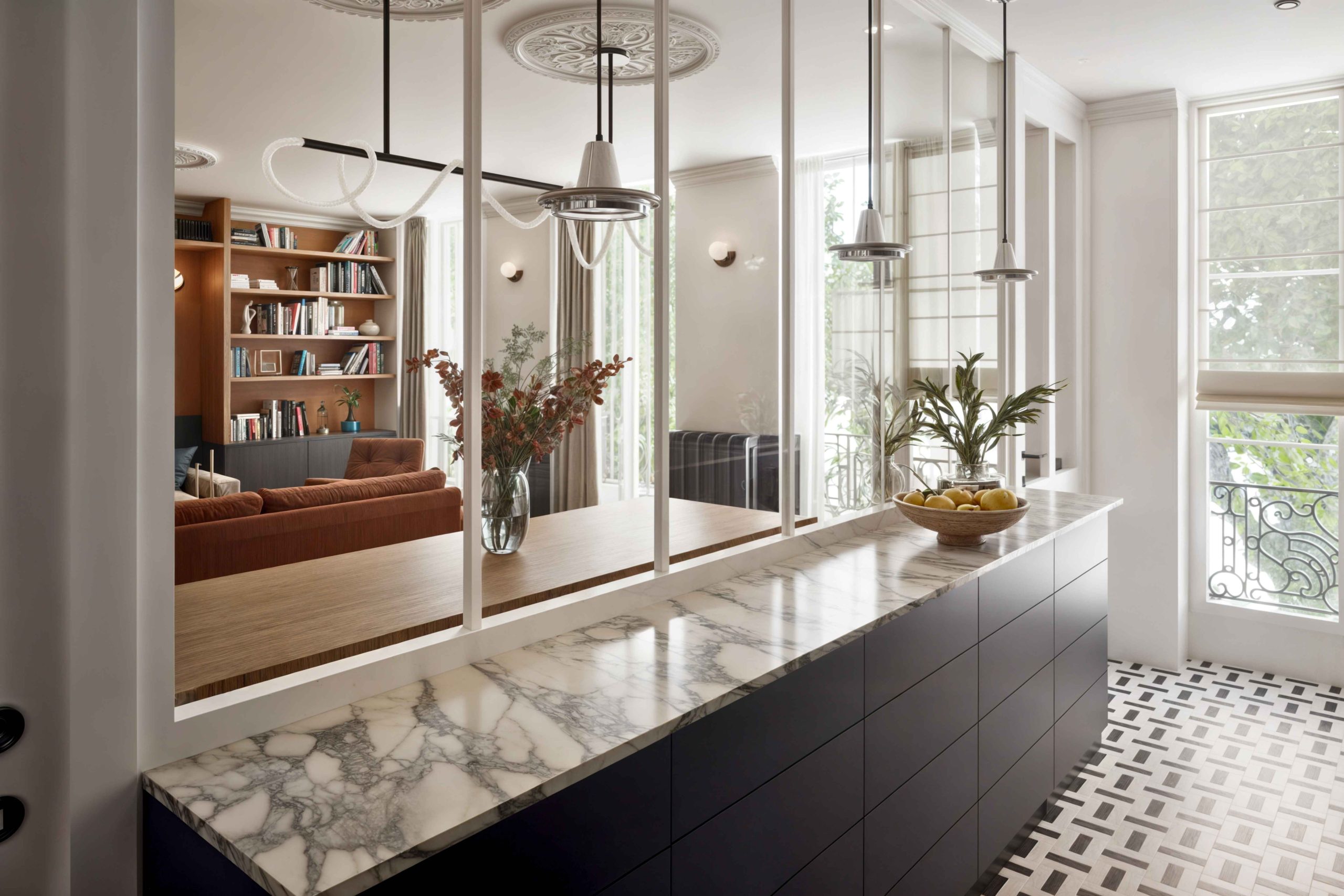 Vue depuis cuisine vers salon à travers verrière intérieure parisienne