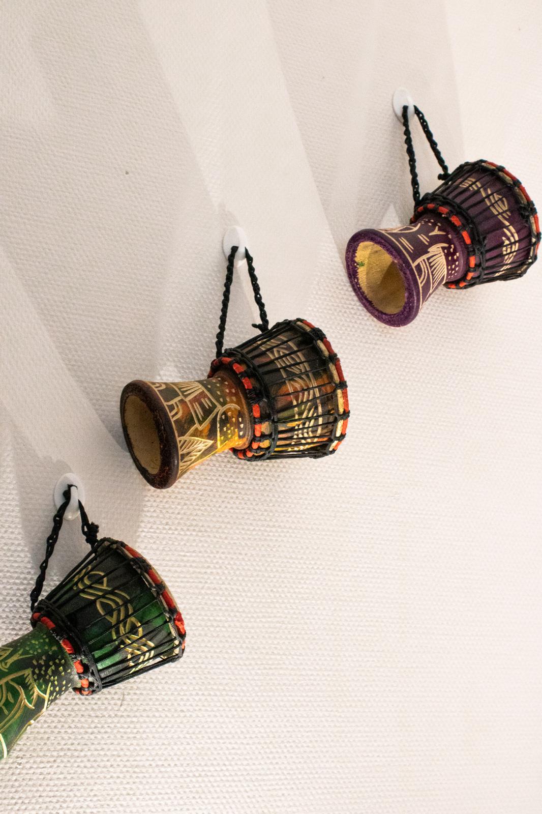Instruments africains décoratifs accrochés au mur