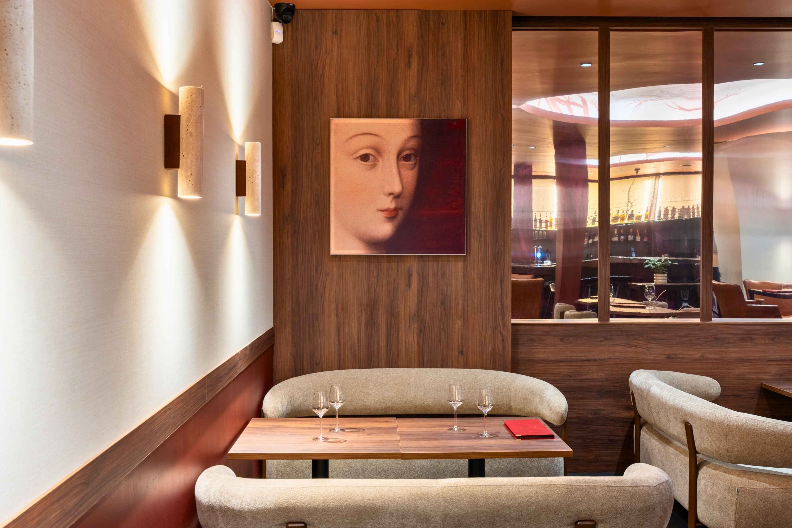 Alcôve avec banquette et tableau mural dans le bar à vins Potus à Tours