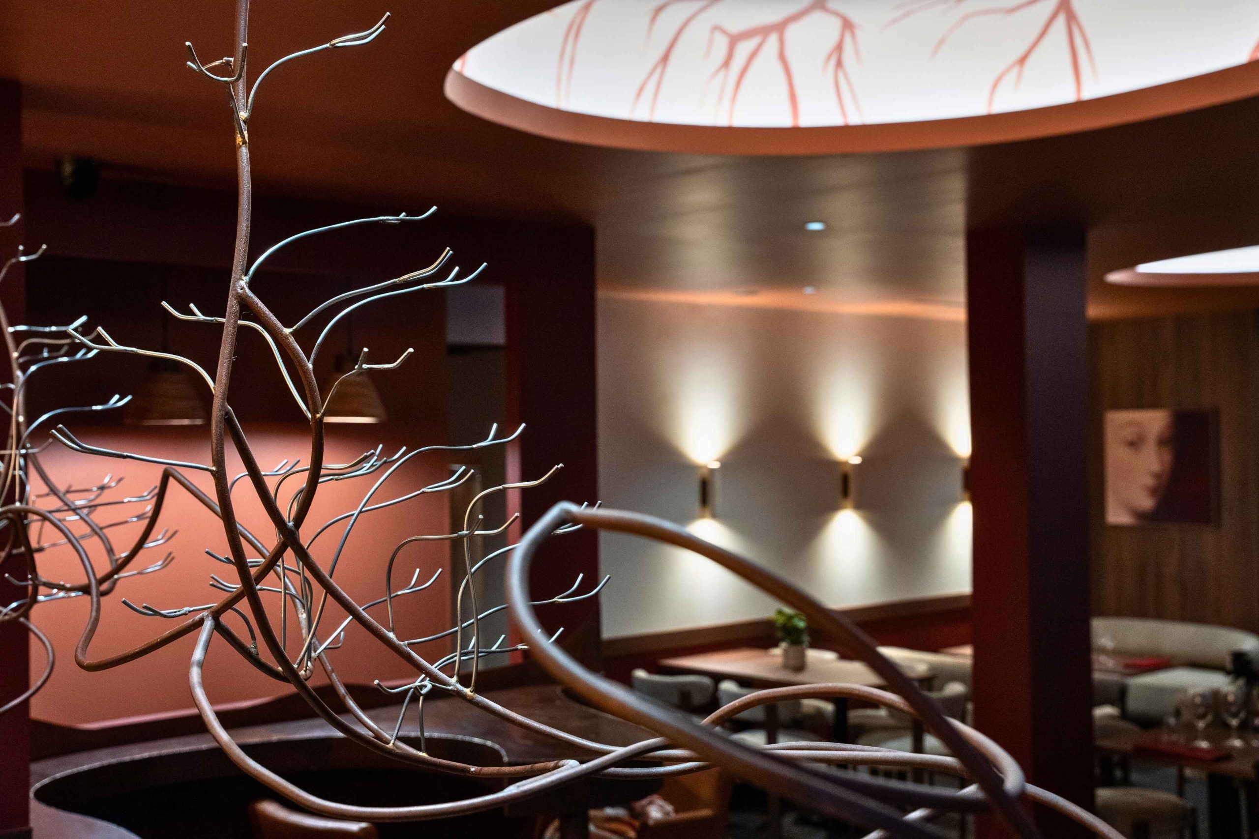 Sculpture métallique en forme de branchages au-dessus du bar Potus à Tours
