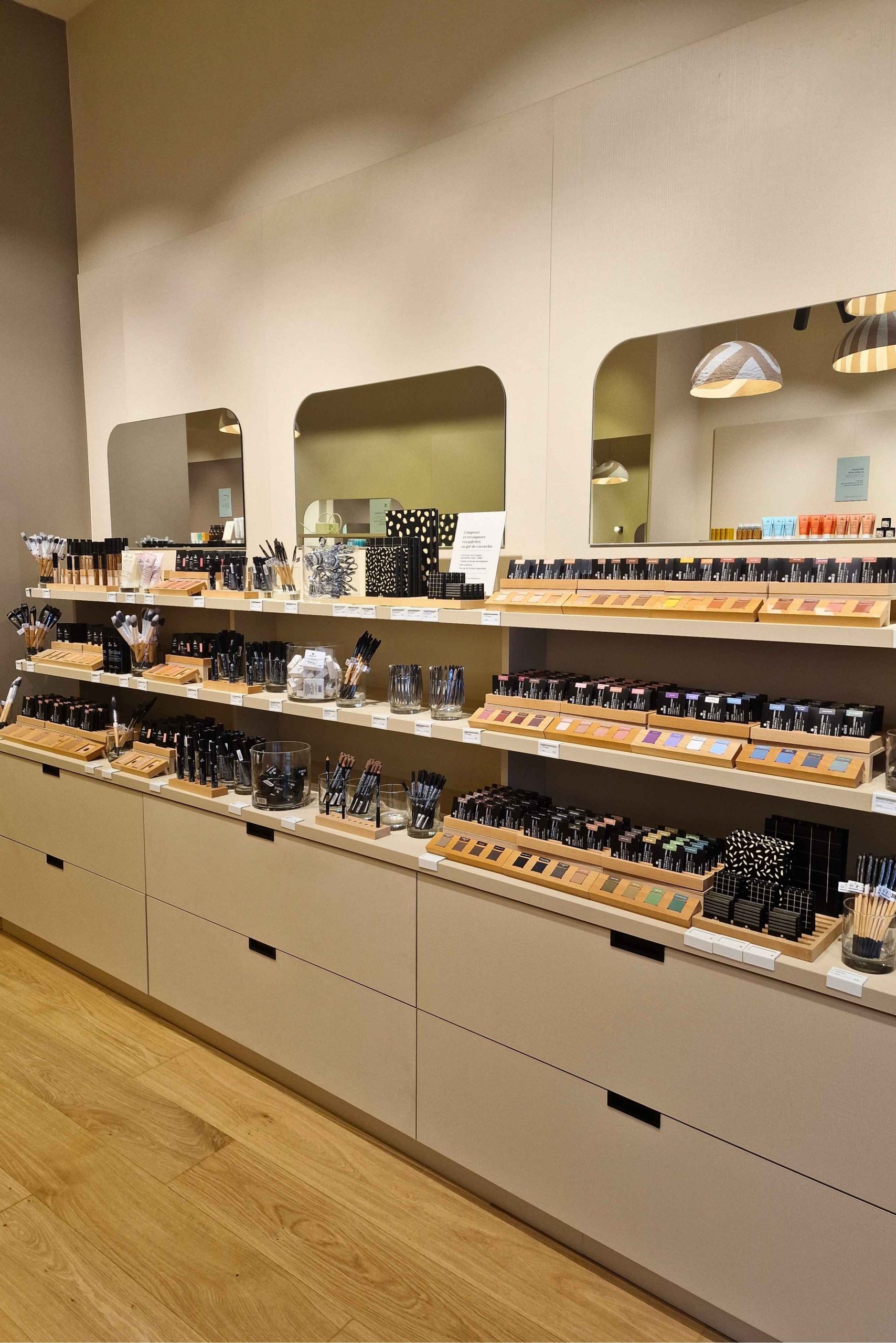 Miroirs arrondis intégrés au mobilier boutique Avril à Tours