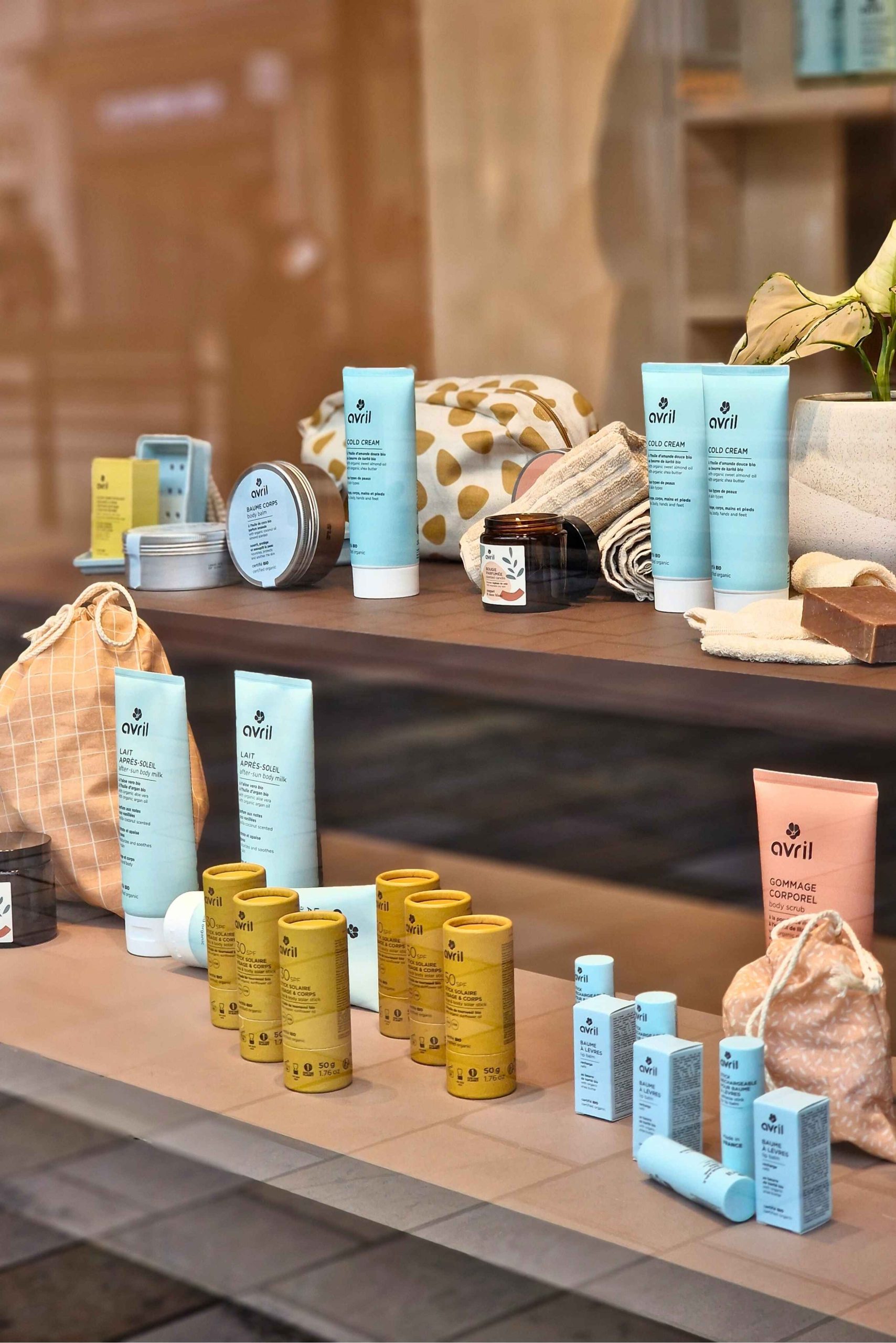 Détail produits cosmétiques bio Avril en boutique à Tours agencement intérieur