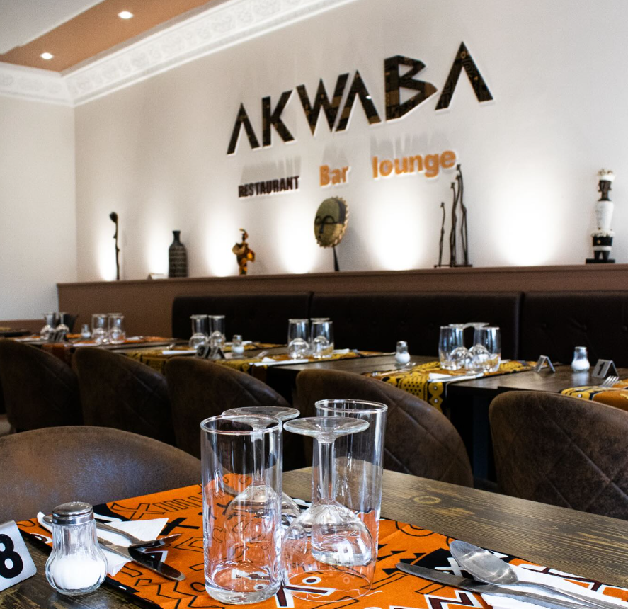 Logo AKWABA sur mur de restaurant ivoirien à Tours