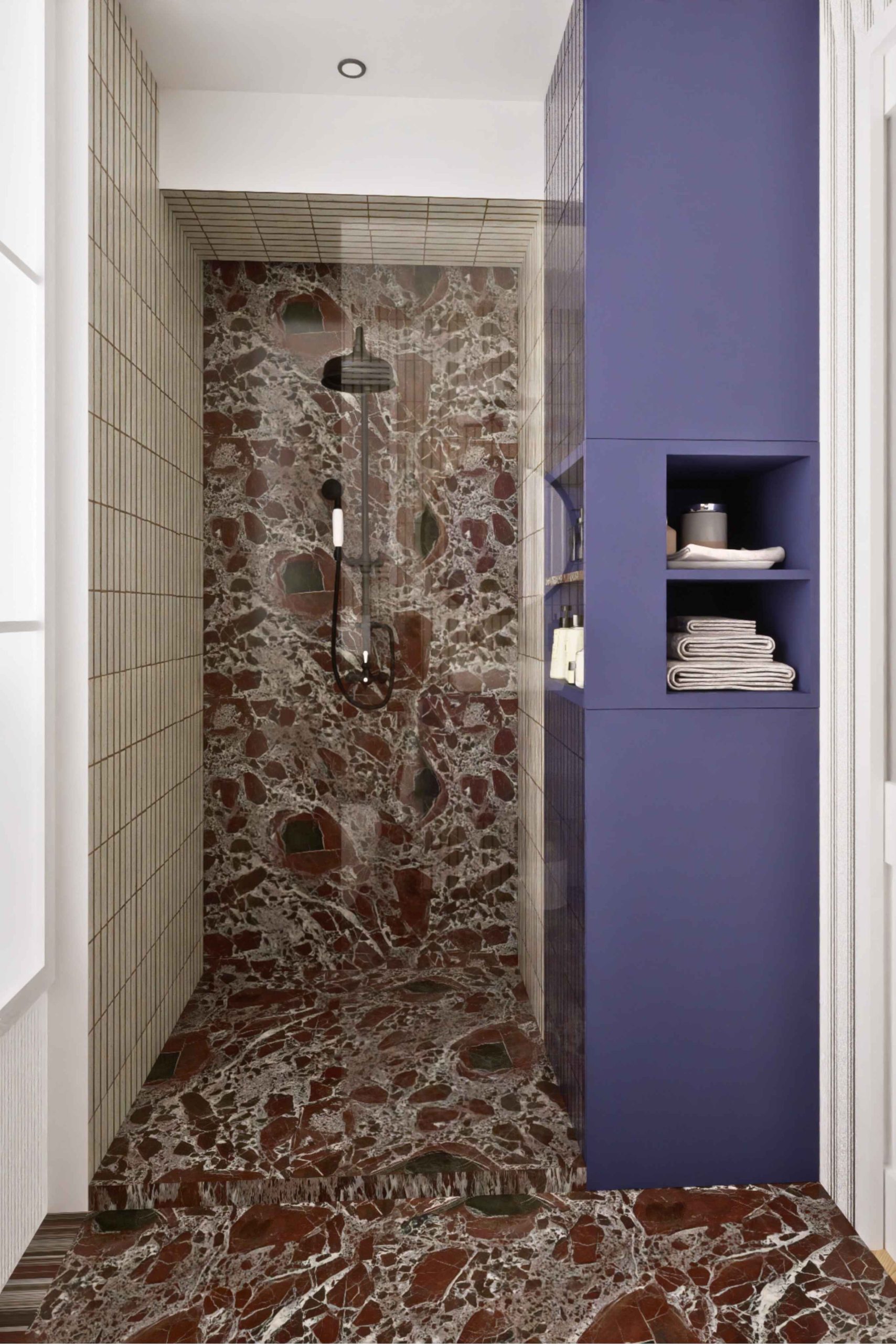 Douche à l’italienne avec revêtement marbre terrazzo dans salle d’eau parisienne rénovée