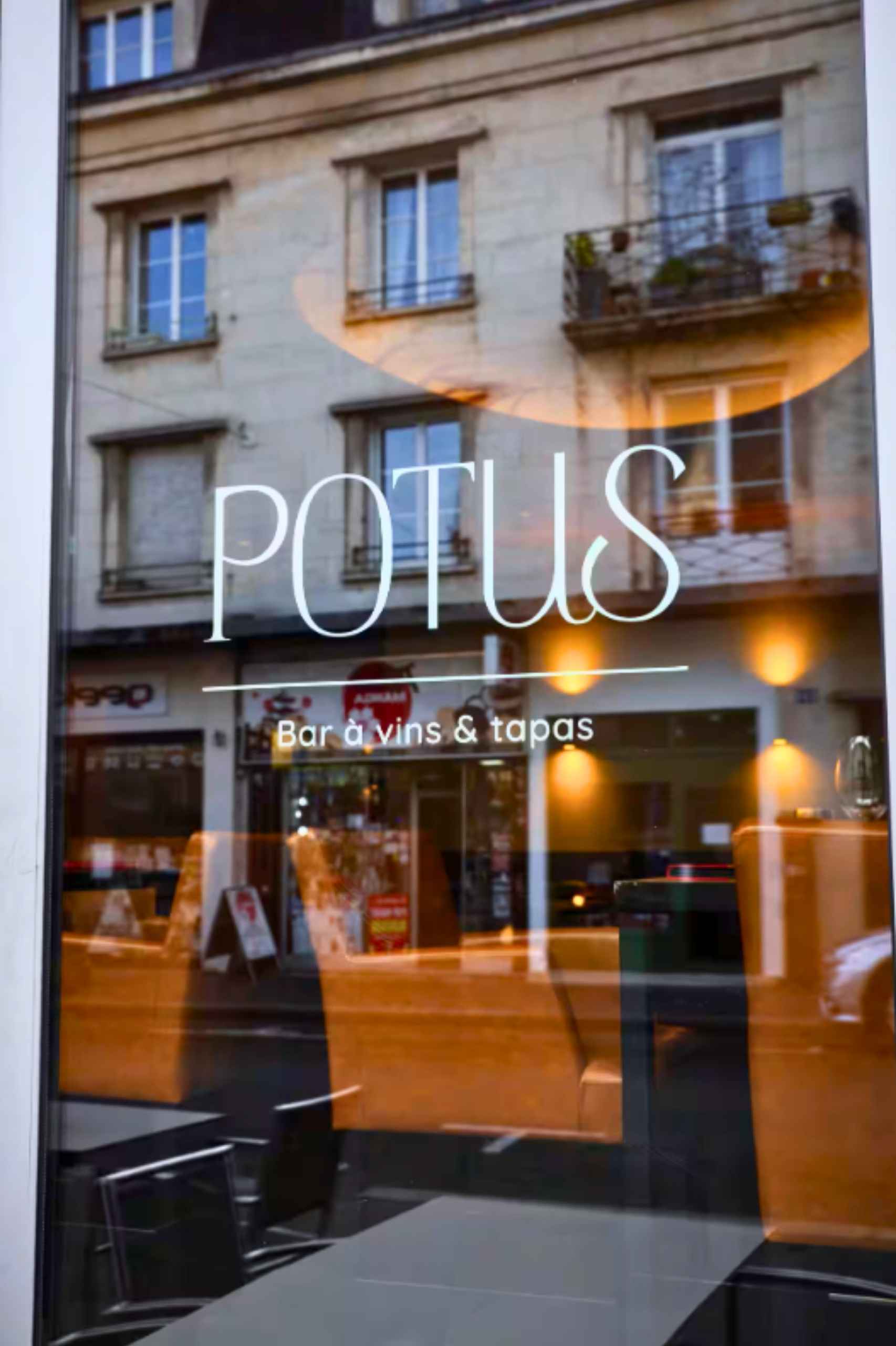 vitrine Potus Tours bar à vins et tapas identité lieu