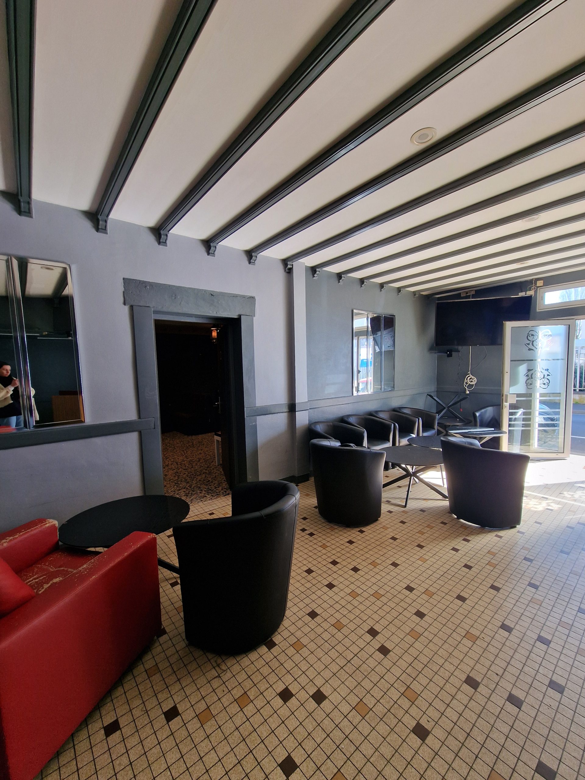 Espace lounge avant rénovation du restaurant ivoirien à Tours